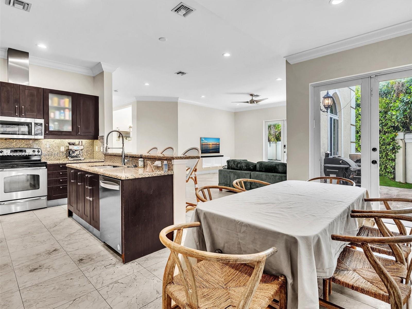 3555 Forest View Cir, Dania Beach, Florida image 36