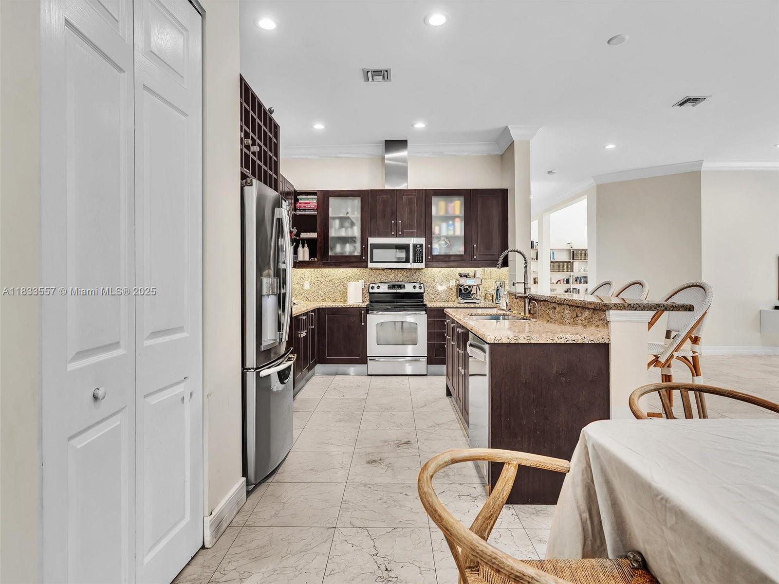 3555 Forest View Cir, Dania Beach, Florida image 37