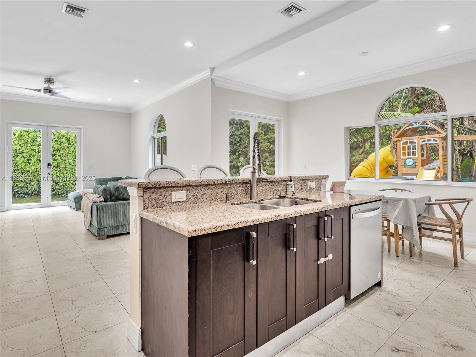 3555 Forest View Cir, Dania Beach, Florida image 39