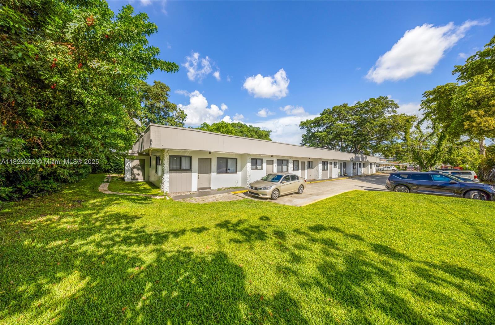 2237 Taylor St, Hollywood, Florida image 2