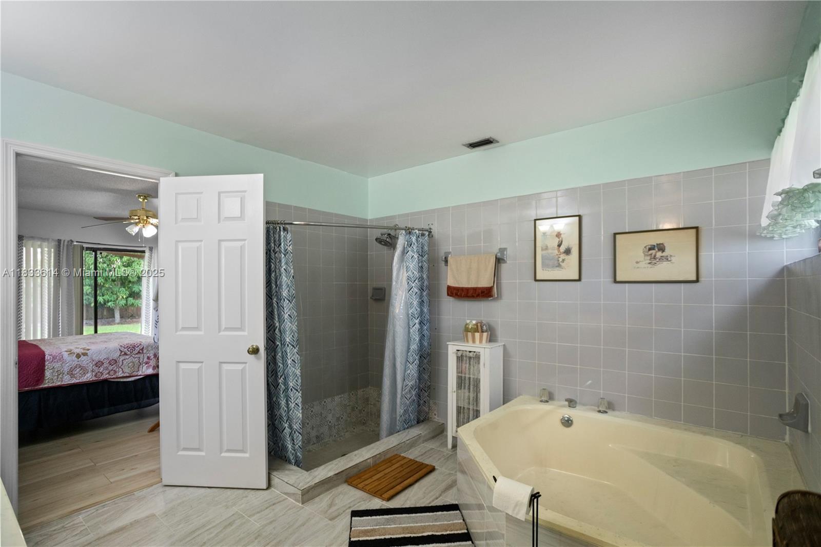 15824 Cotswold Ct, Davie, Florida image 13