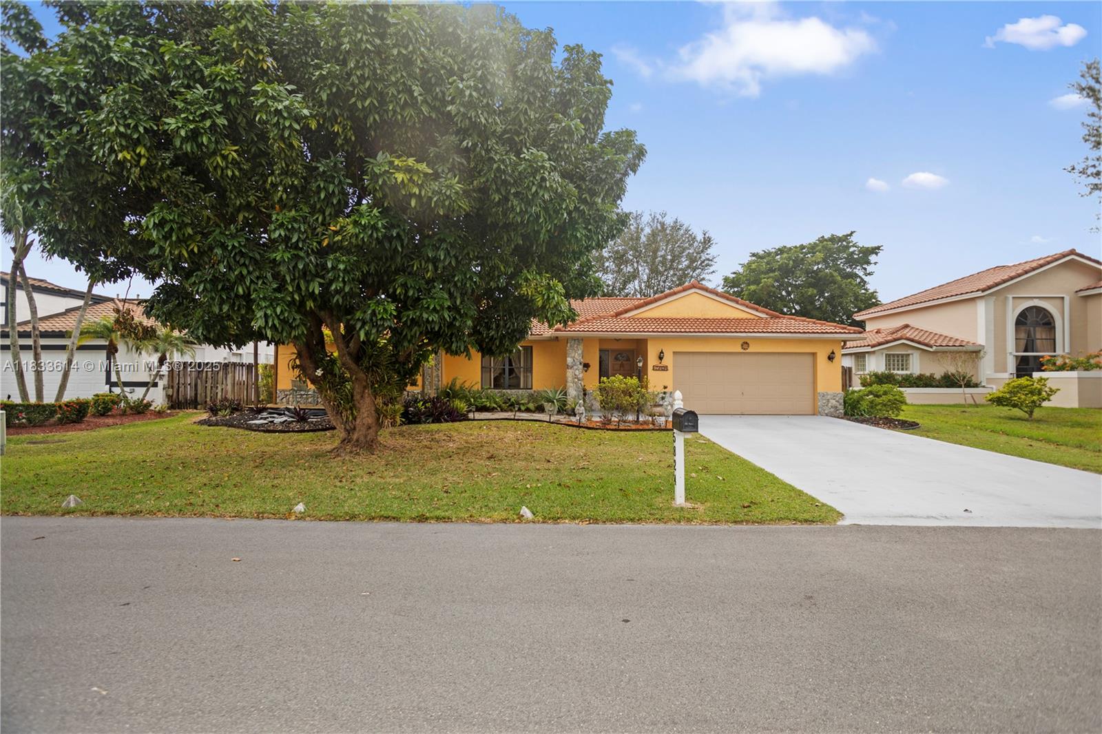 15824 Cotswold Ct, Davie, Florida image 2