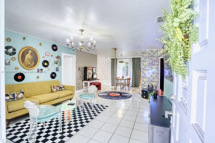 6443 Perry St, Hollywood, Florida image 2