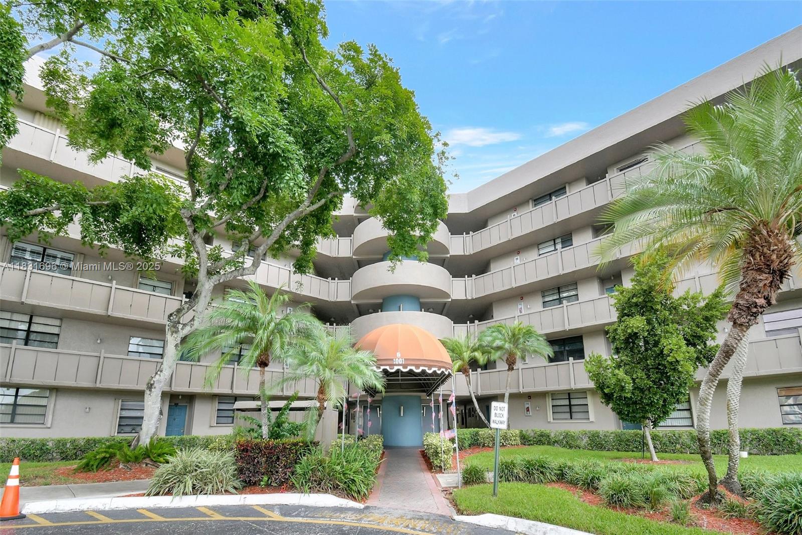 1001 Colony Point Cir #220, Pembroke Pines, Florida image 4