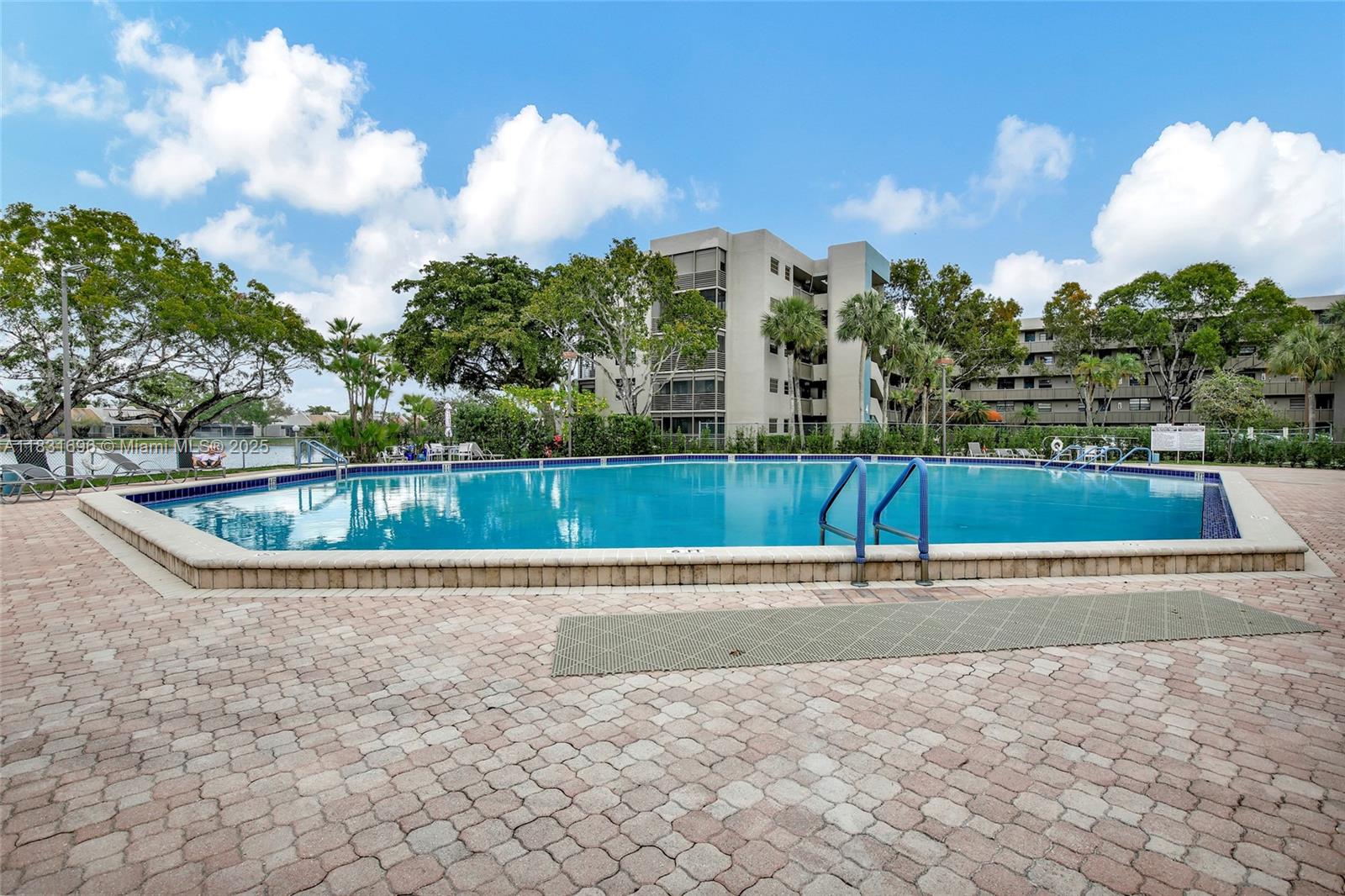 1001 Colony Point Cir #220, Pembroke Pines, Florida image 43