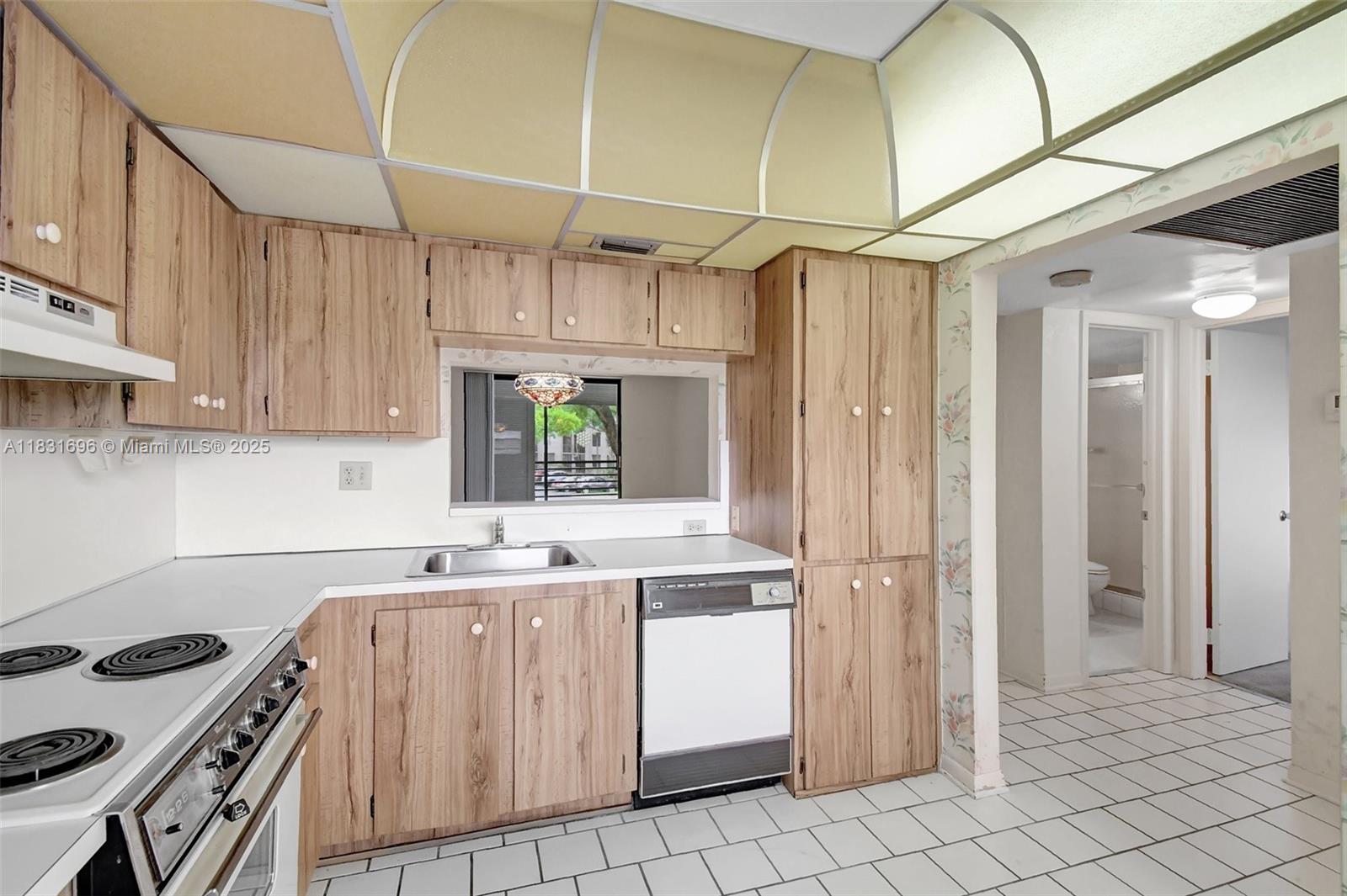 1001 Colony Point Cir #220, Pembroke Pines, Florida image 9