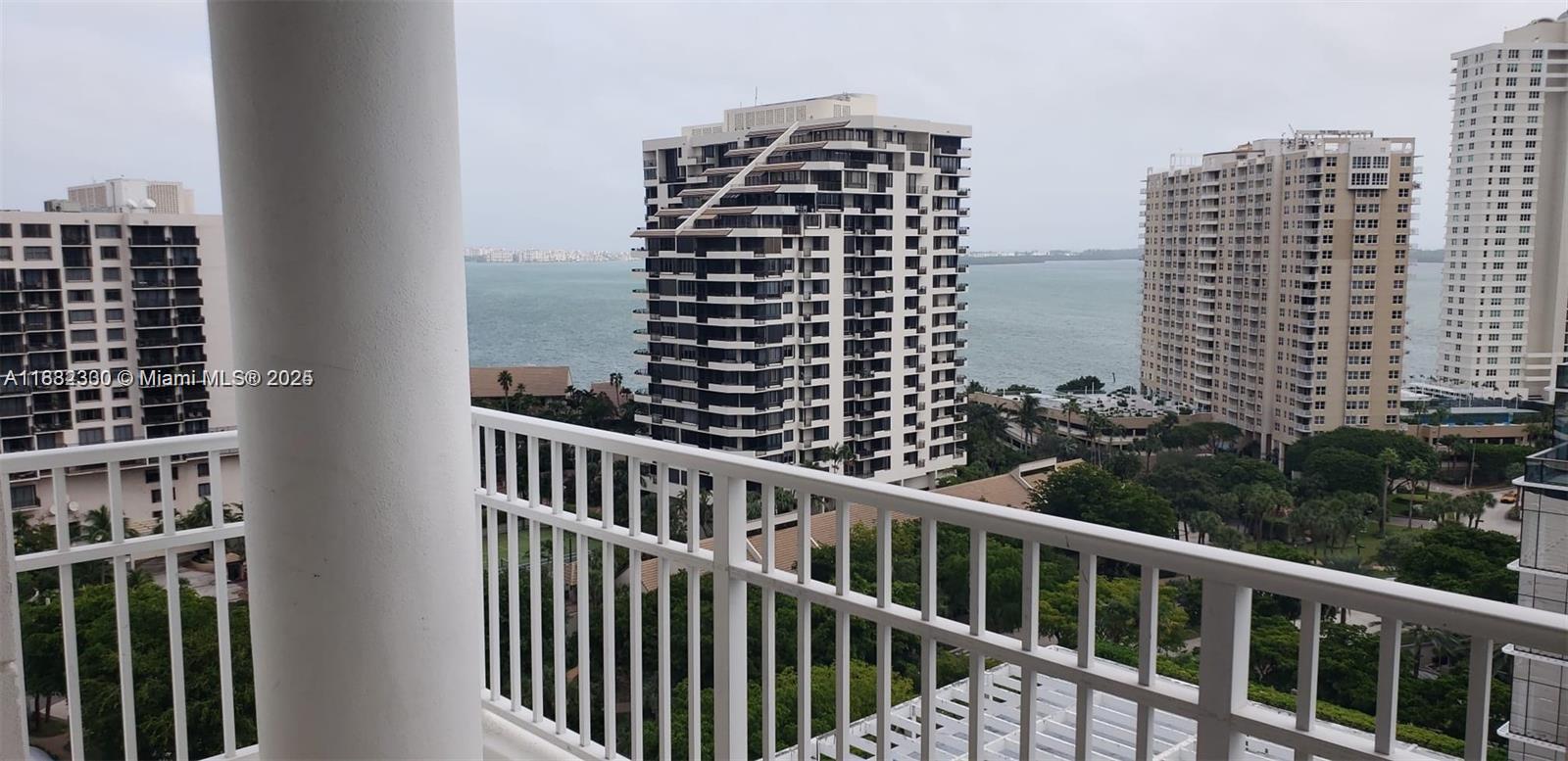 BEAUTIFULLY RENOVATED 2 BED 2 BATH, WELCOME TO YOUR DREAM CONDO AND LUXURY ISLAND OF BRICKELL KEY . STAINLESS STEEL APPLIANCES,UNIT COME WITH A PARKING SPACES ,POOL,FITNES CENTER ,RAQUET BALL,SQUASCH,BBQ,BILLARD ROOM,CONFERENCE ROOM. LOCATION,,,,LOCATION,,, WALKING DISTANCE TO BRICKELL CENTER, RESTAURANTS. PERFECT PROPERTY FOR LIVING OR INVESTMENT