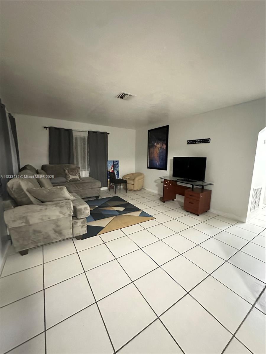 809 NE 2nd St, Hallandale Beach, Florida image 11