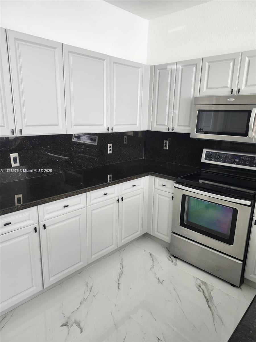 8465 NW 108th Path, Doral, Florida image 17