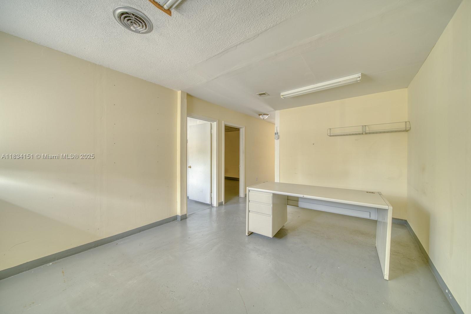 2,500 SF Flex Space For Rent In North Miami Beach