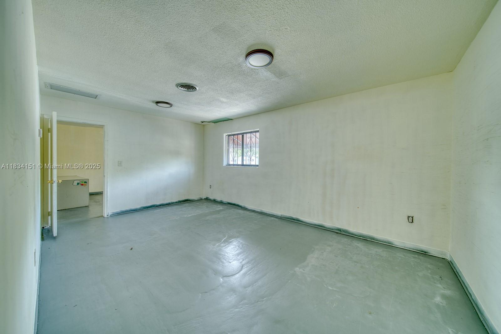 2,500 SF Flex Space For Rent In North Miami Beach