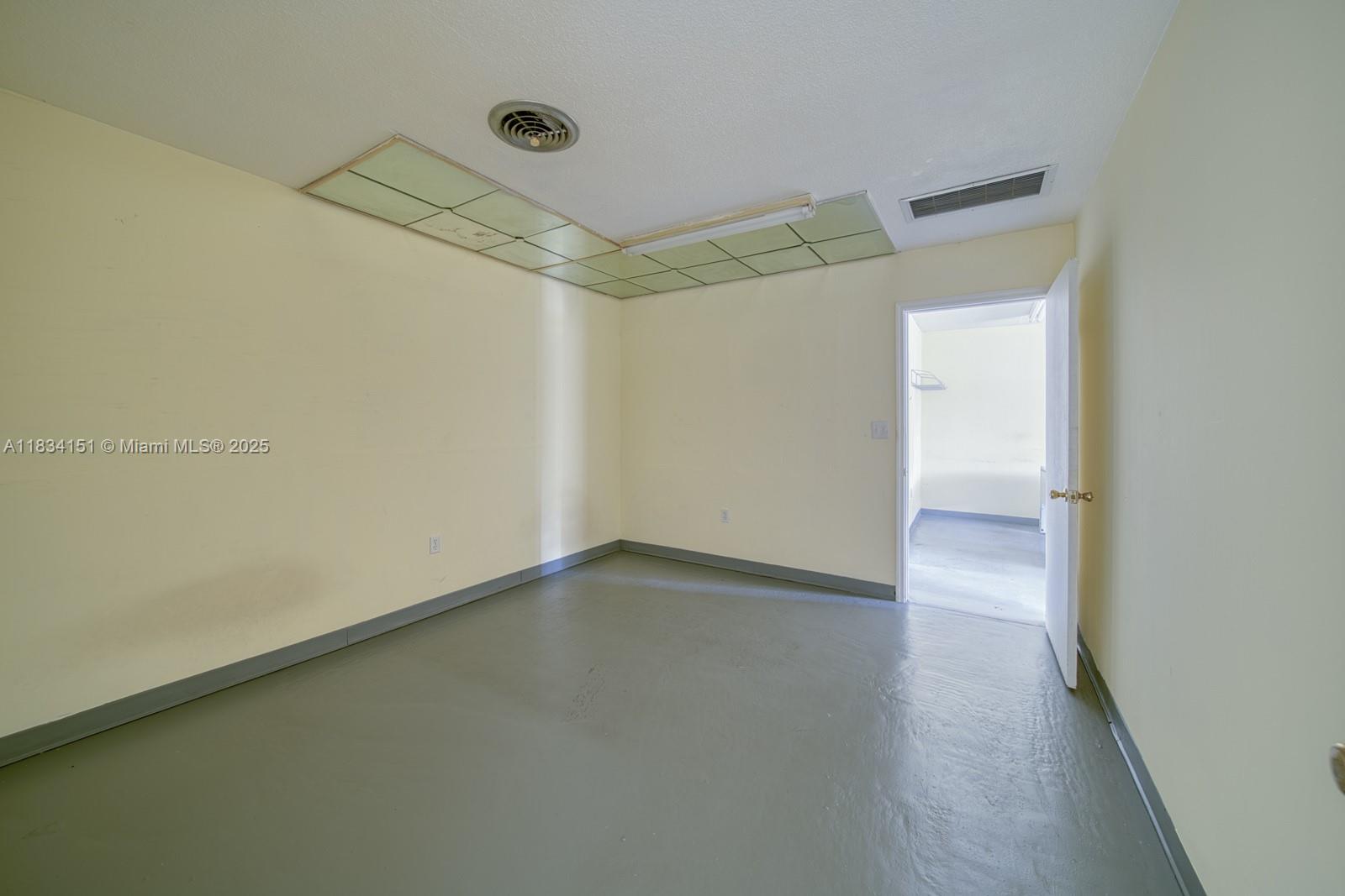 2,500 SF Flex Space For Rent In North Miami Beach