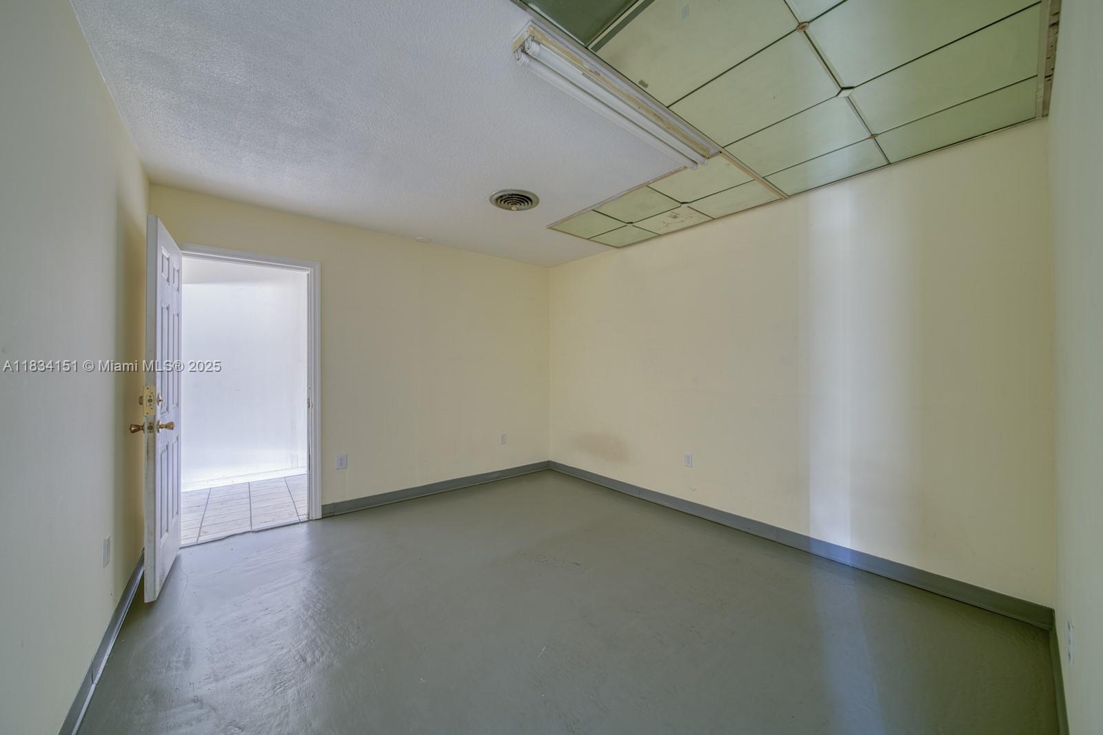 2,500 SF Flex Space For Rent In North Miami Beach