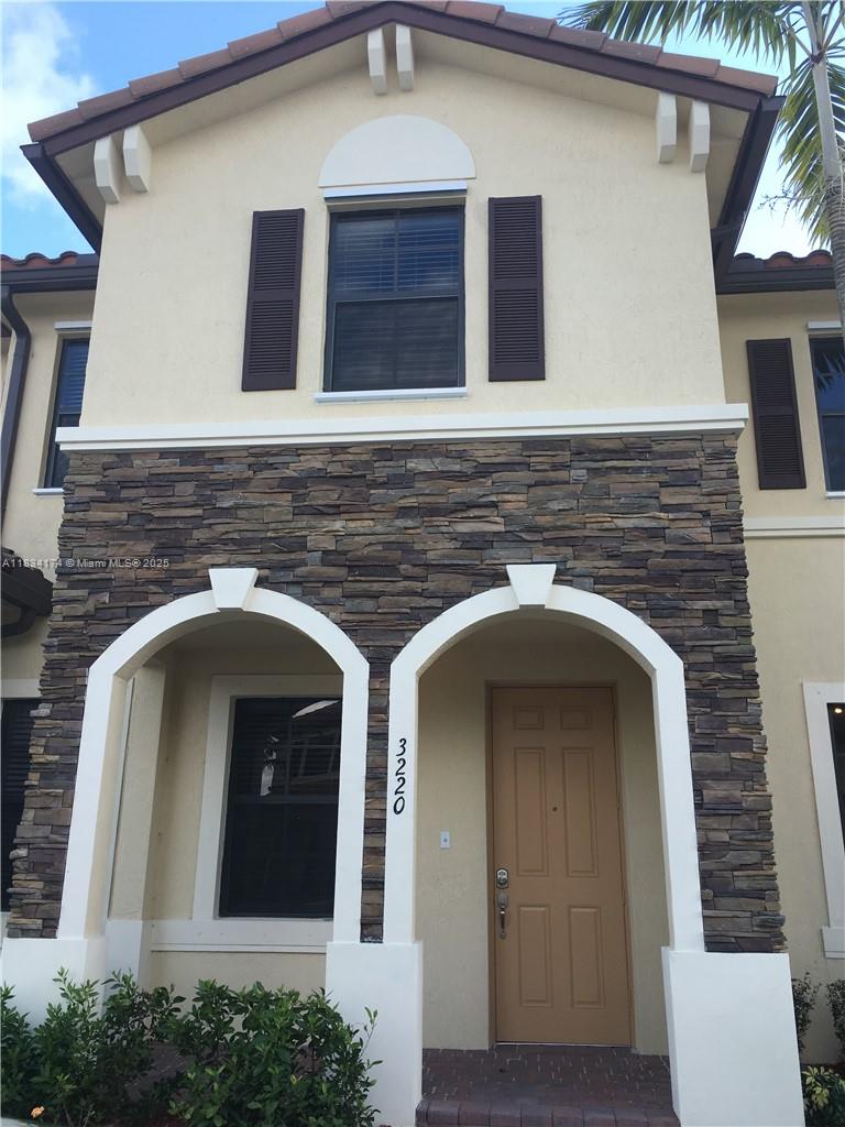 INVESTMENT OPPORTUNITY! DESIRABLE AND COMFI TOWNHOUSE IN THE HEART OF HOMESTEAD IN GATED COMMUNITY OF MARTINIQUE. STAINLESS STEEL APPLIANCES, CERAMIC TILES THROUGHOUT THE FIRST FLOOR.