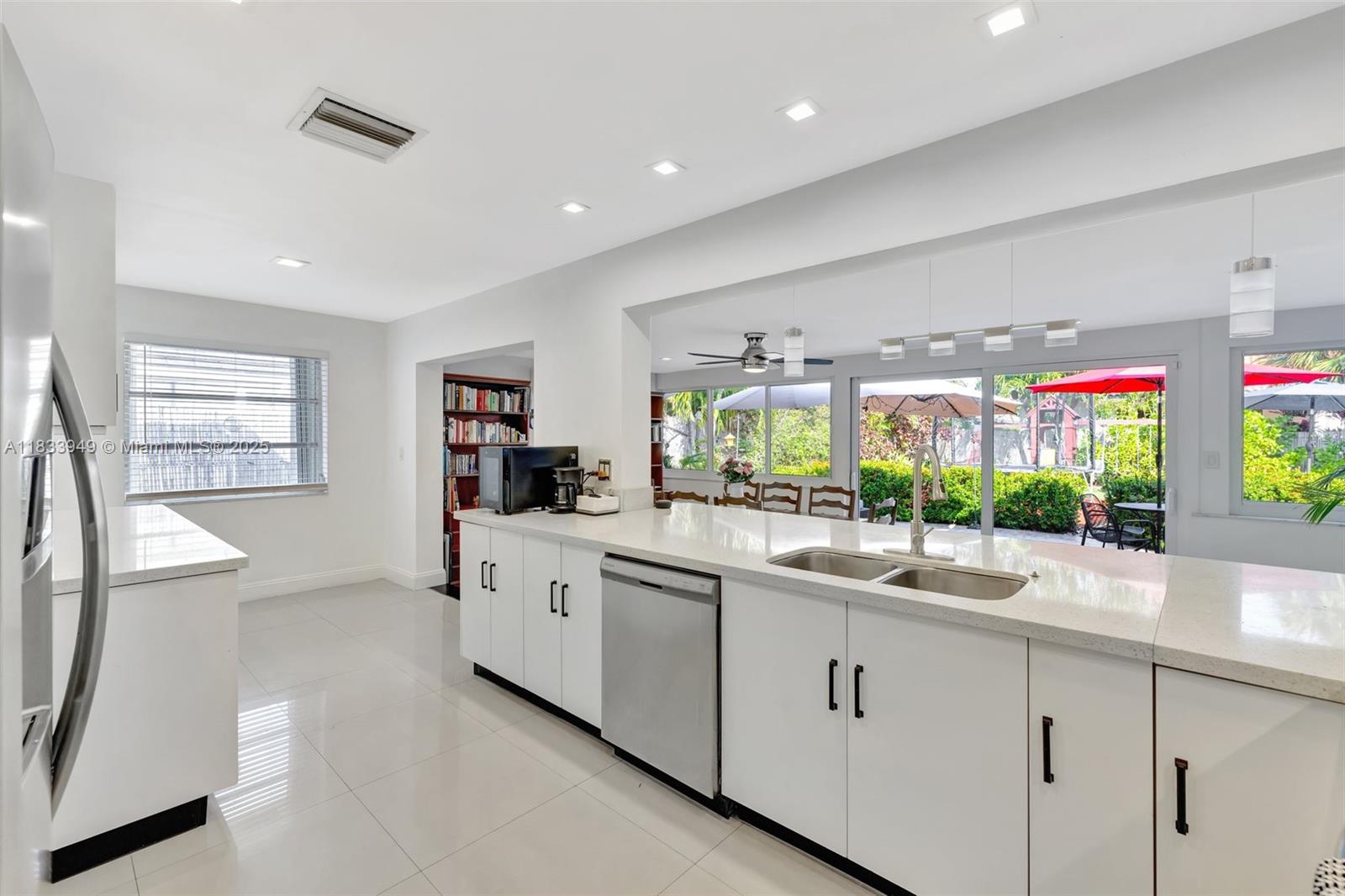 2261 NE 62ND ST, FORT LAUDERDALE, FL 33308  Photo 10