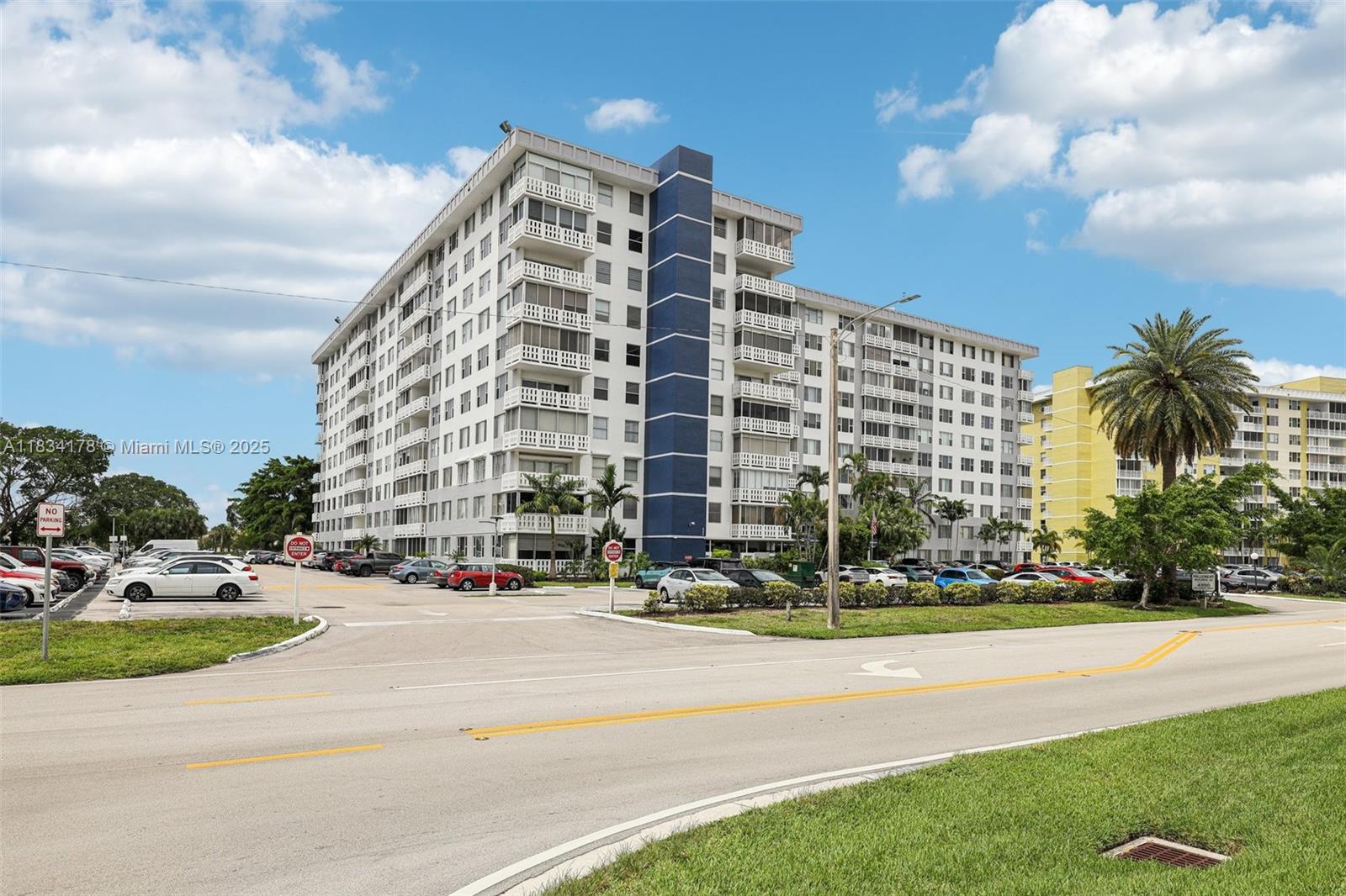 4350 Hillcrest Dr #303, Hollywood, Florida image 2
