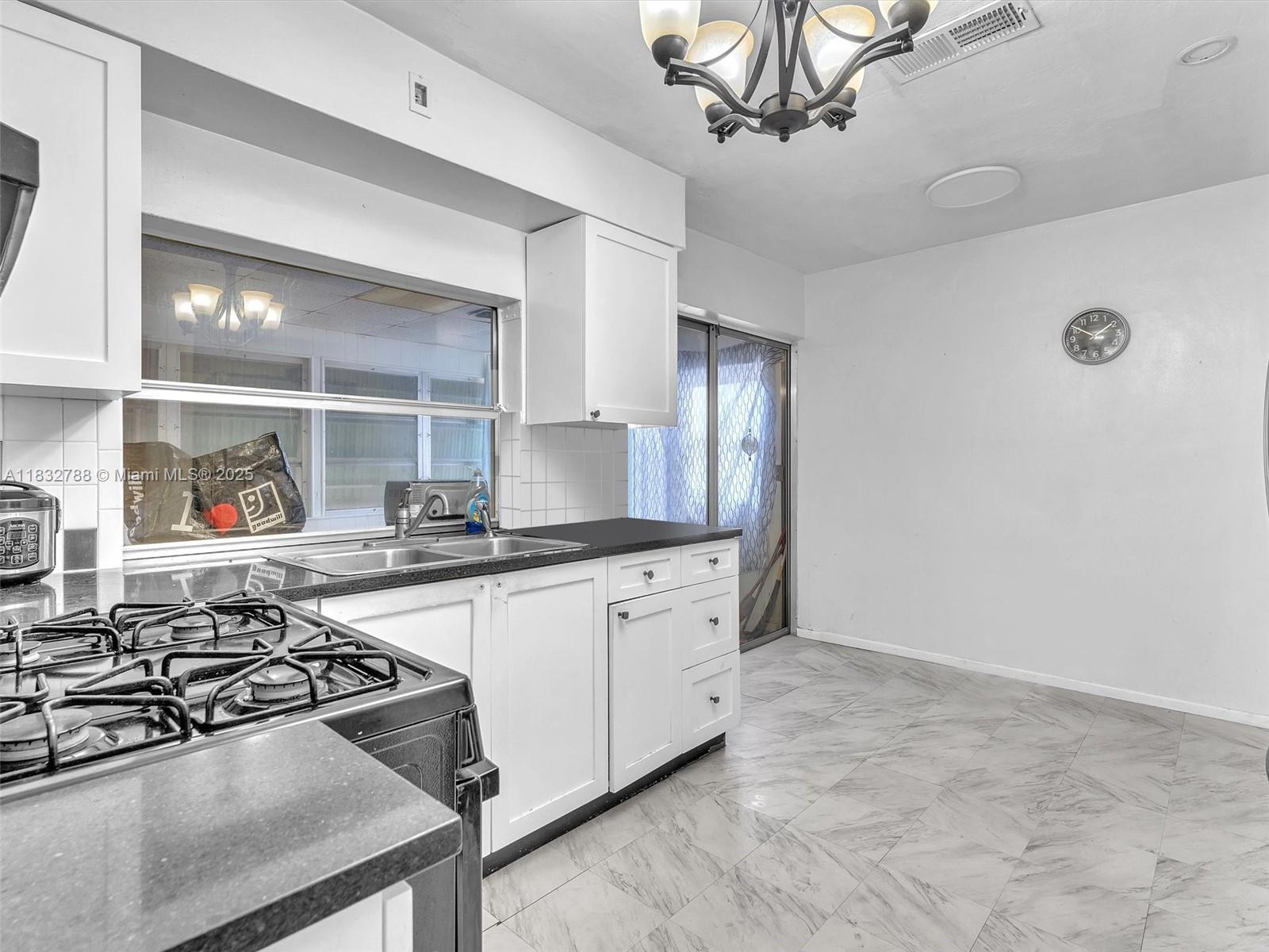 8363 NW 26th Pl, Sunrise, Florida image 11