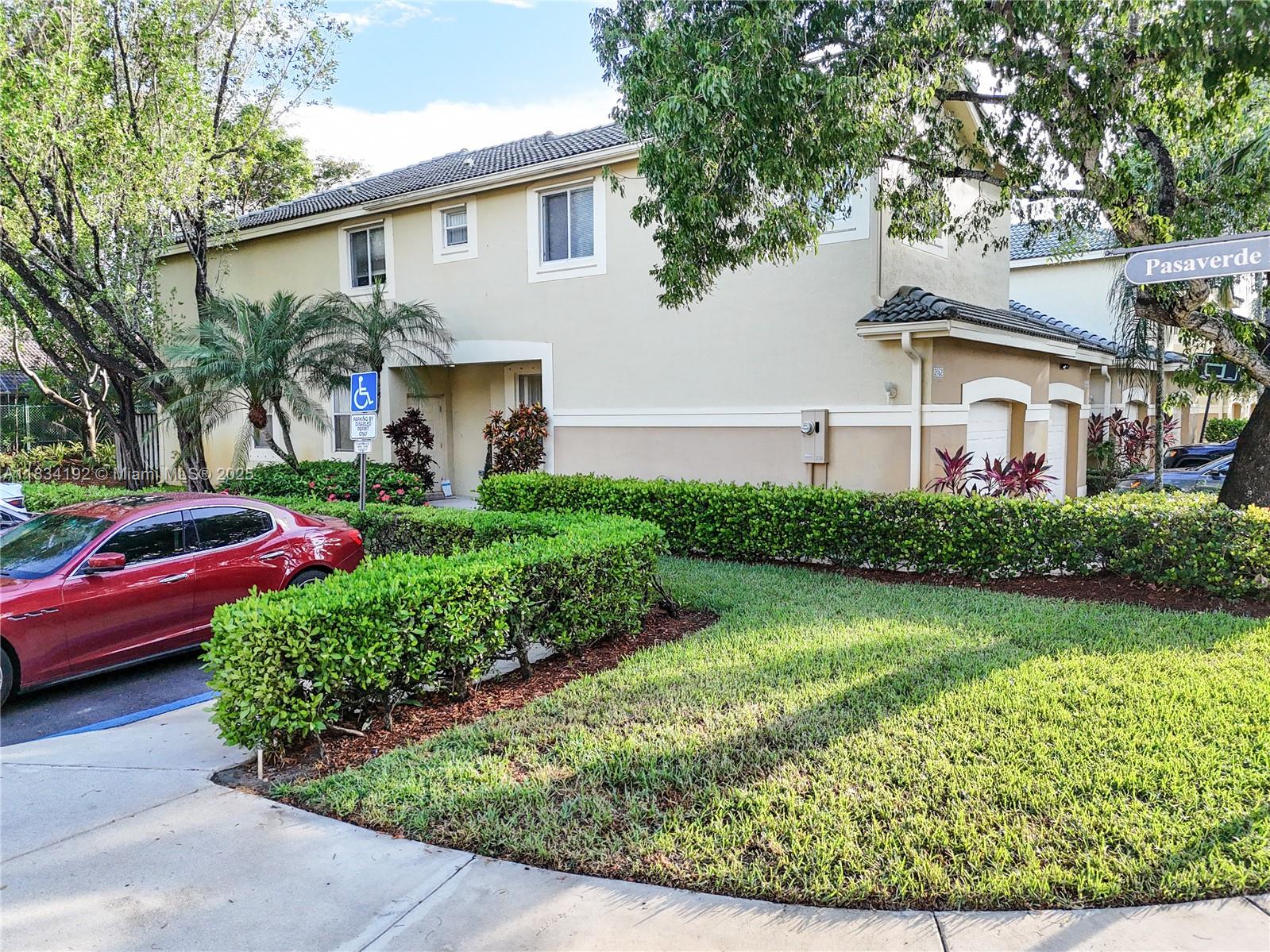 2052 Hacienda Ter, Weston, Florida image 3