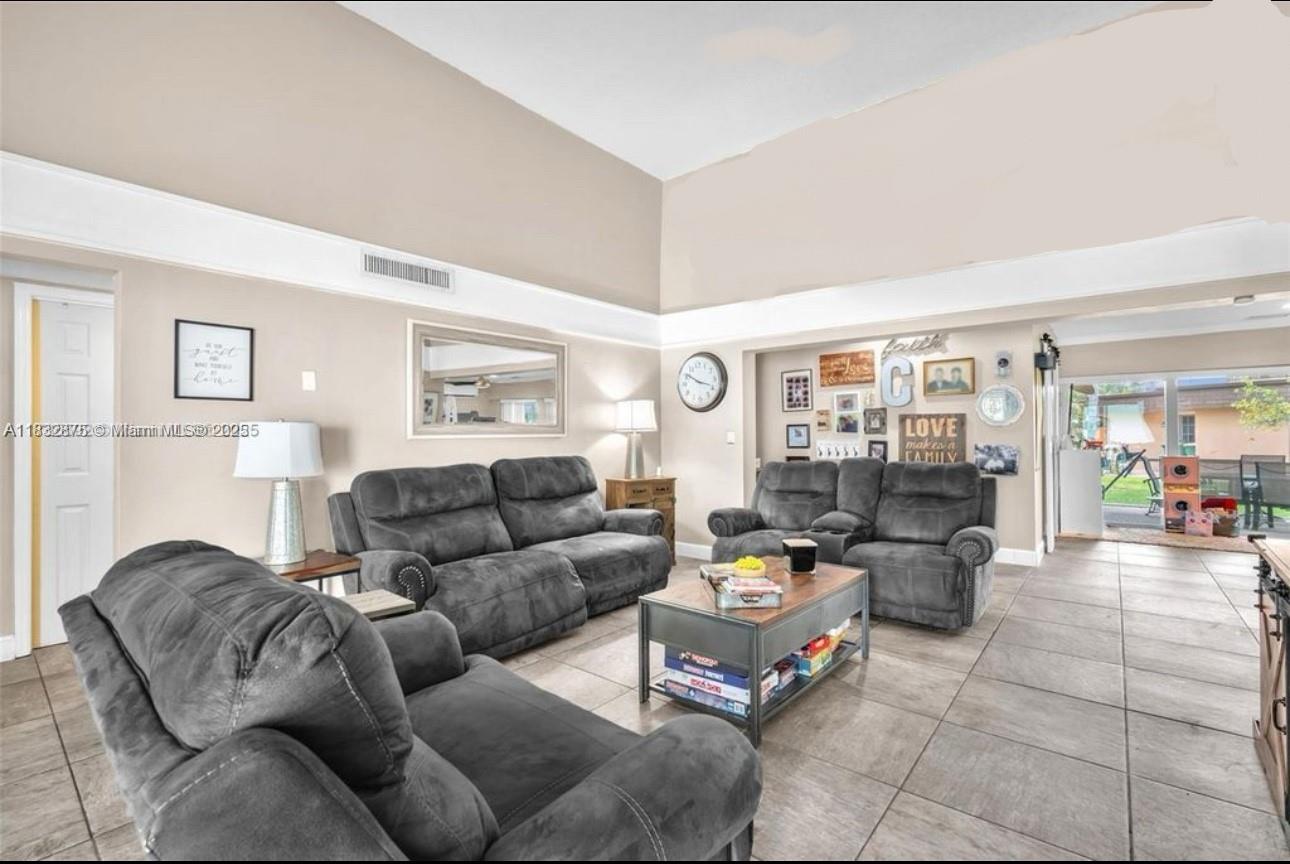5820 Australian Pine Dr, Tamarac, Florida image 3