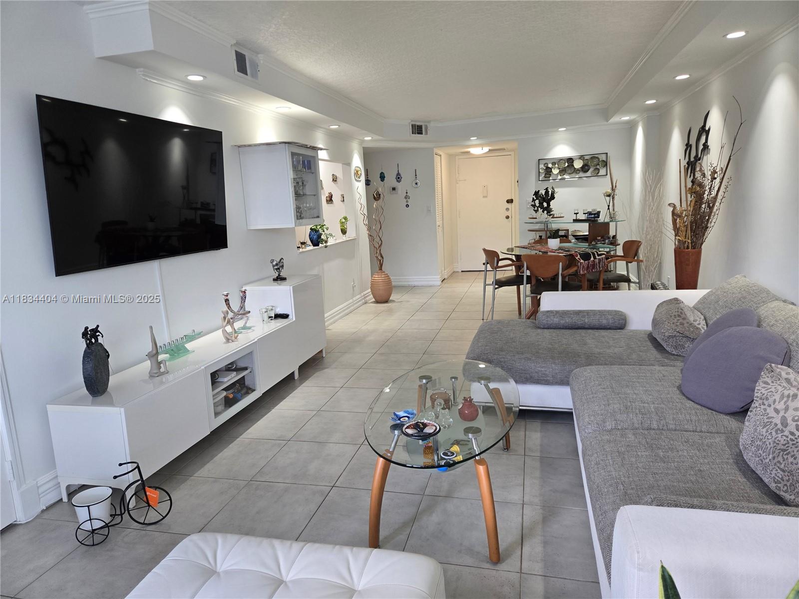 1000 Parkview Dr #114, Hallandale Beach, Florida image 1