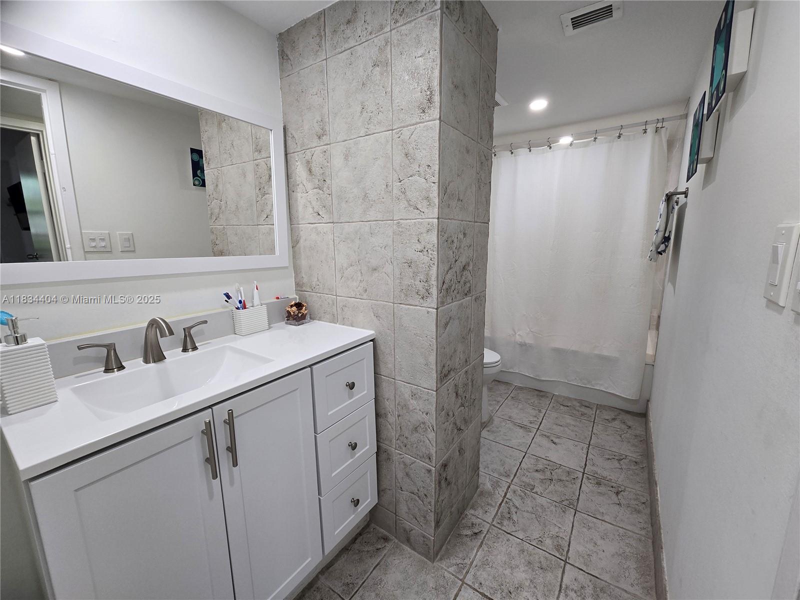 1000 Parkview Dr #114, Hallandale Beach, Florida image 13