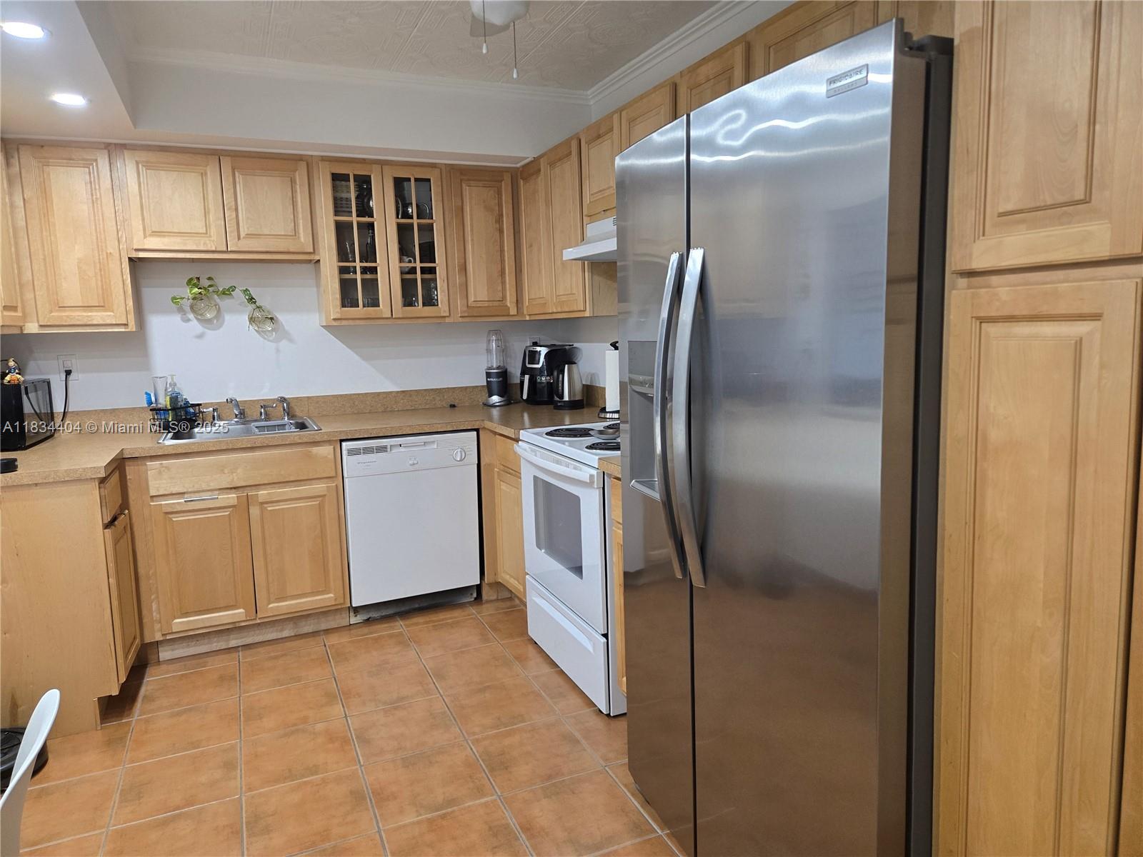 1000 Parkview Dr #114, Hallandale Beach, Florida image 6