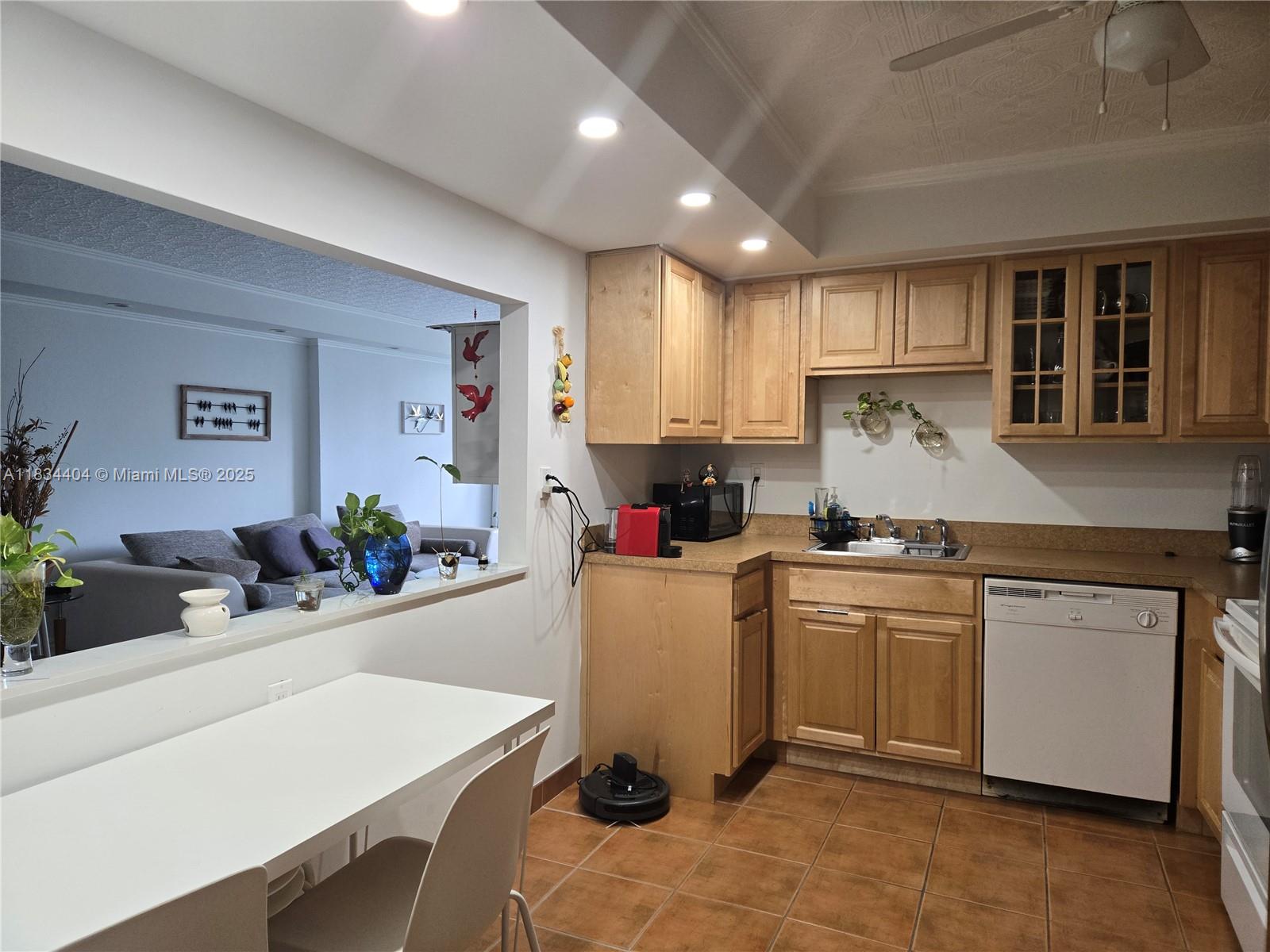 1000 Parkview Dr #114, Hallandale Beach, Florida image 8