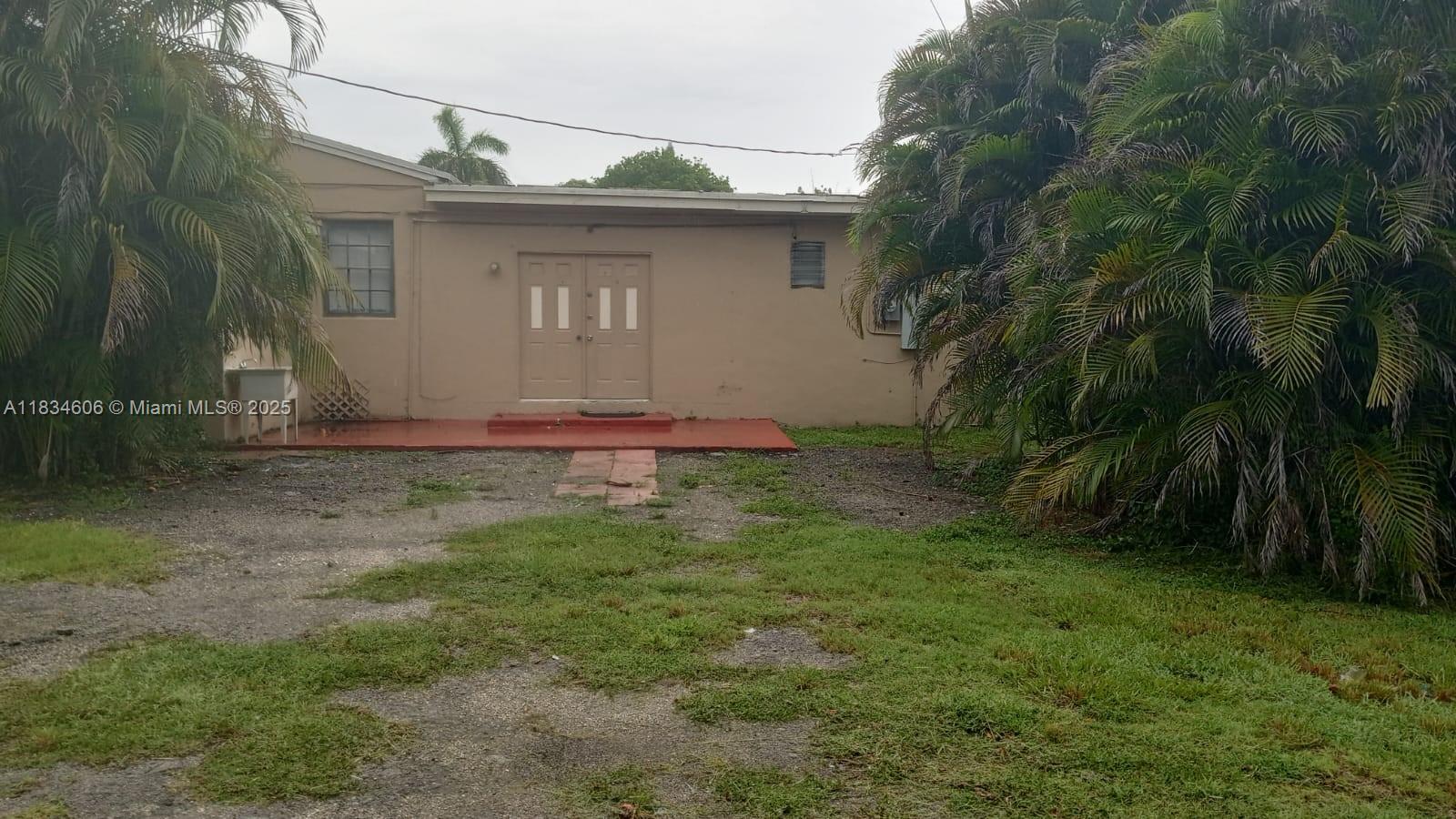 Duplex with two entrances - shares one kitchen so perfect for large family.  large grass area and close to shops and highways.  rent for the whole structure. Any questions contact listing agent. 3 bedroom and 2 bathrooms