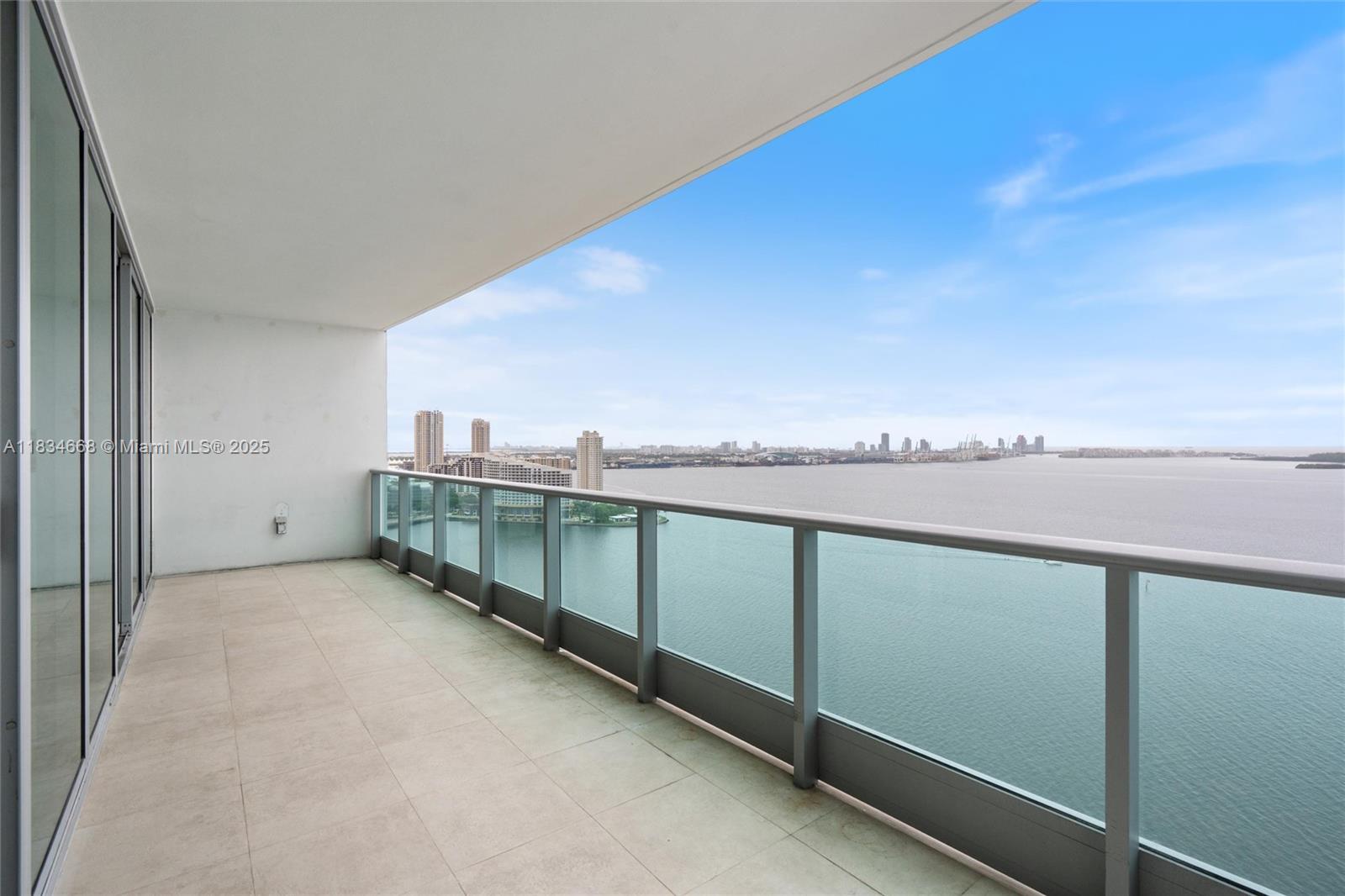 Apartamento à Venda em Miami, FL