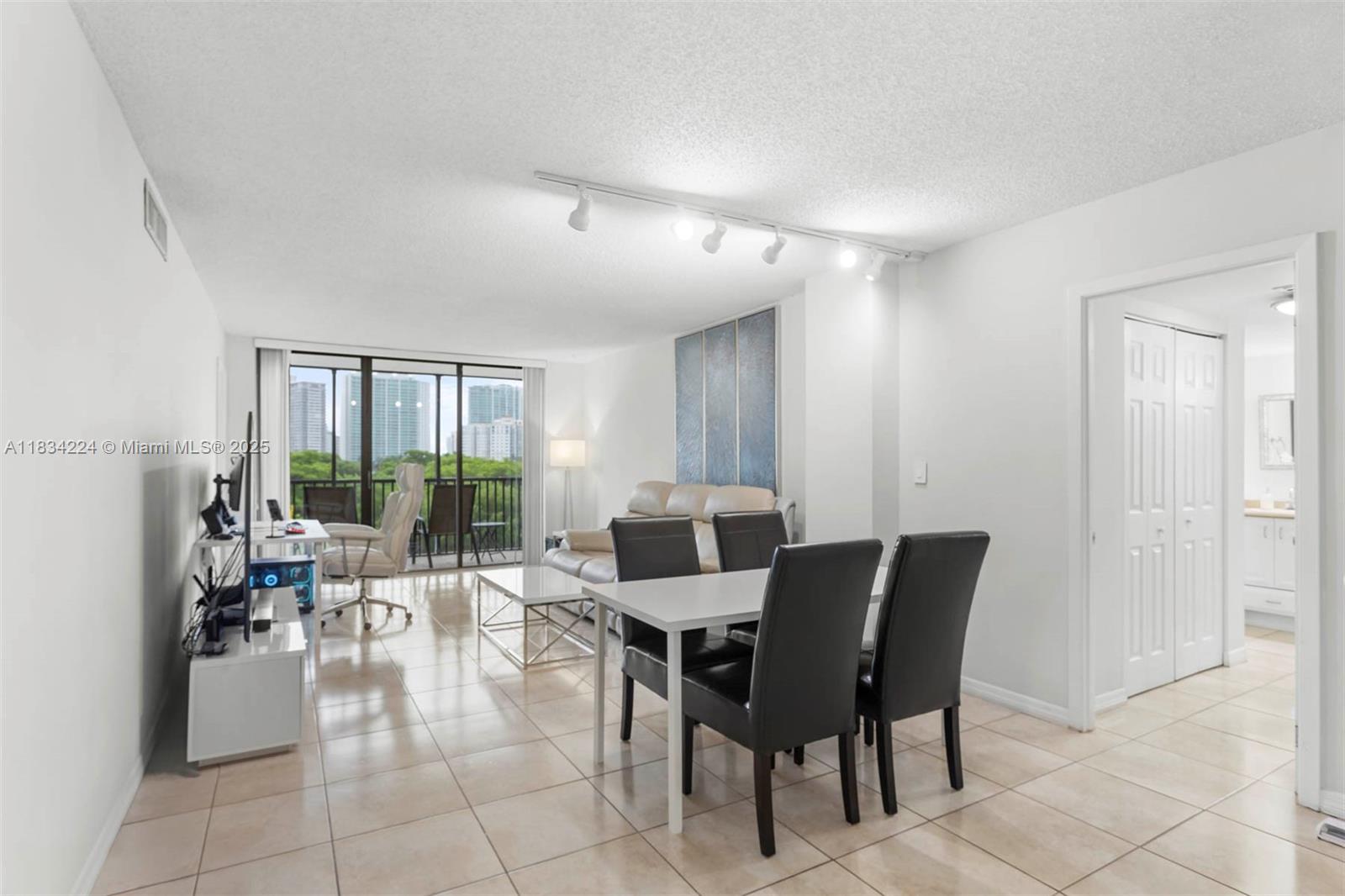 3401 N Country Club Dr #519, Aventura, Florida image 2
