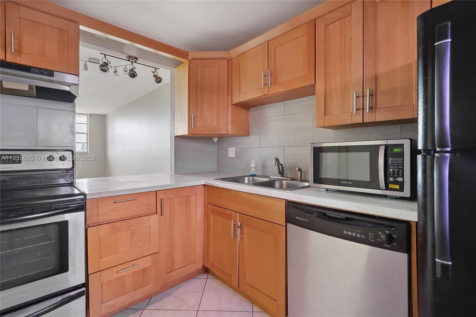 211 NE 8th Ave #407, Hallandale Beach, Florida image 1