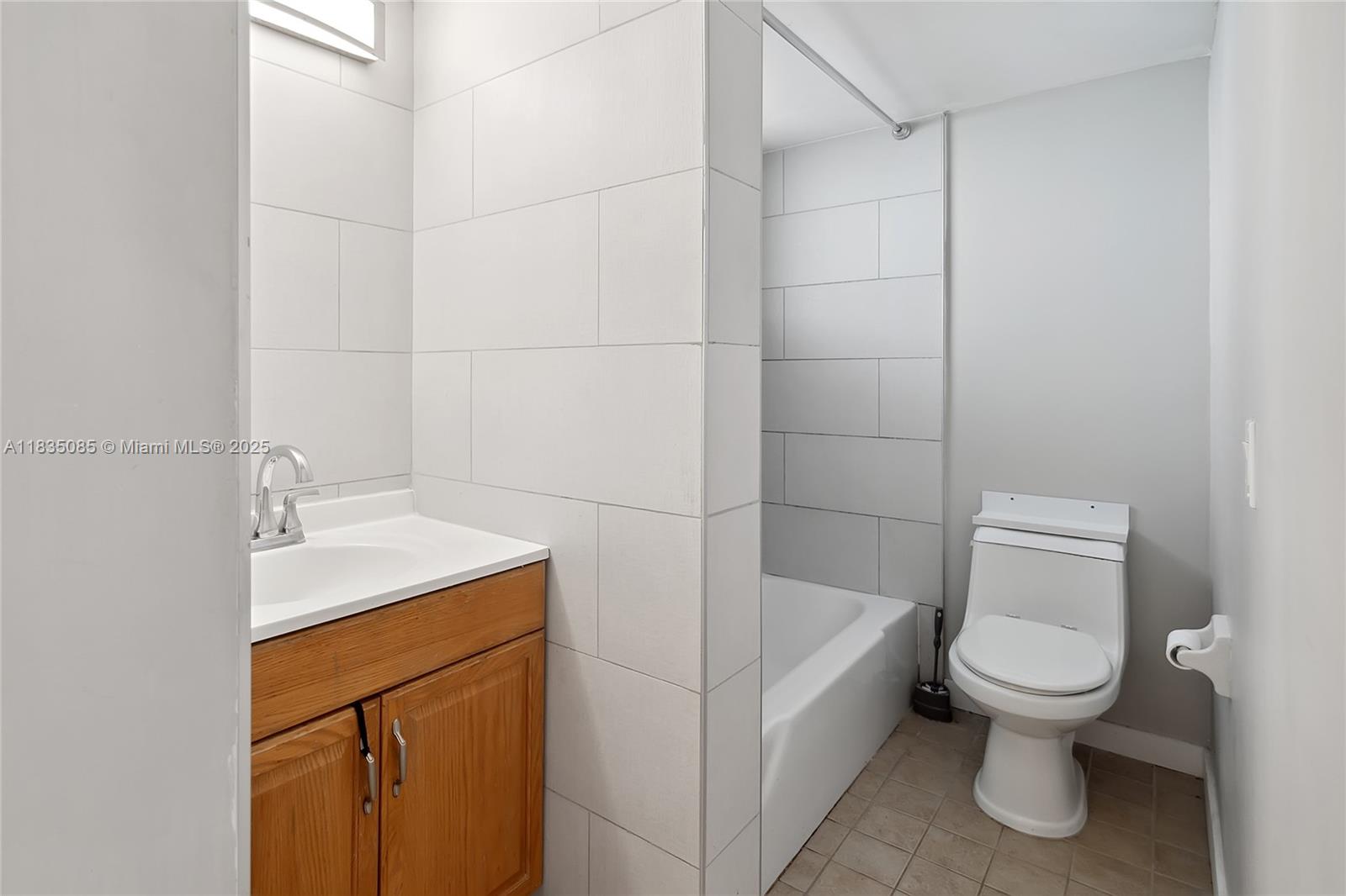 211 NE 8th Ave #407, Hallandale Beach, Florida image 13