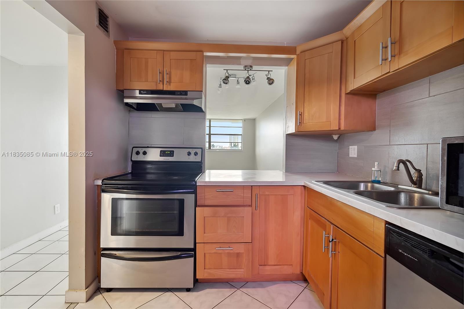211 NE 8th Ave #407, Hallandale Beach, Florida image 2