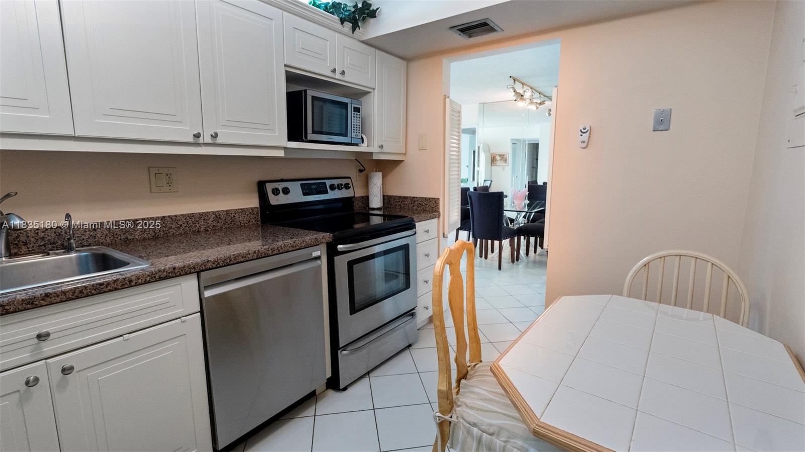 3701 N Country Club Dr #606, Aventura, Florida image 9