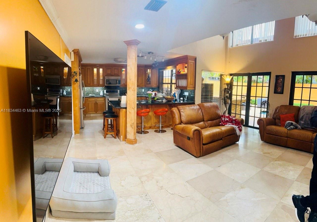 8565 NW 168th Ter, Miami Lakes, Florida image 10