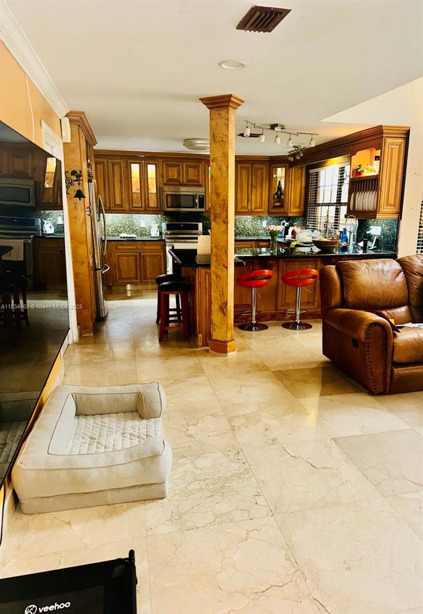 8565 NW 168th Ter, Miami Lakes, Florida image 11