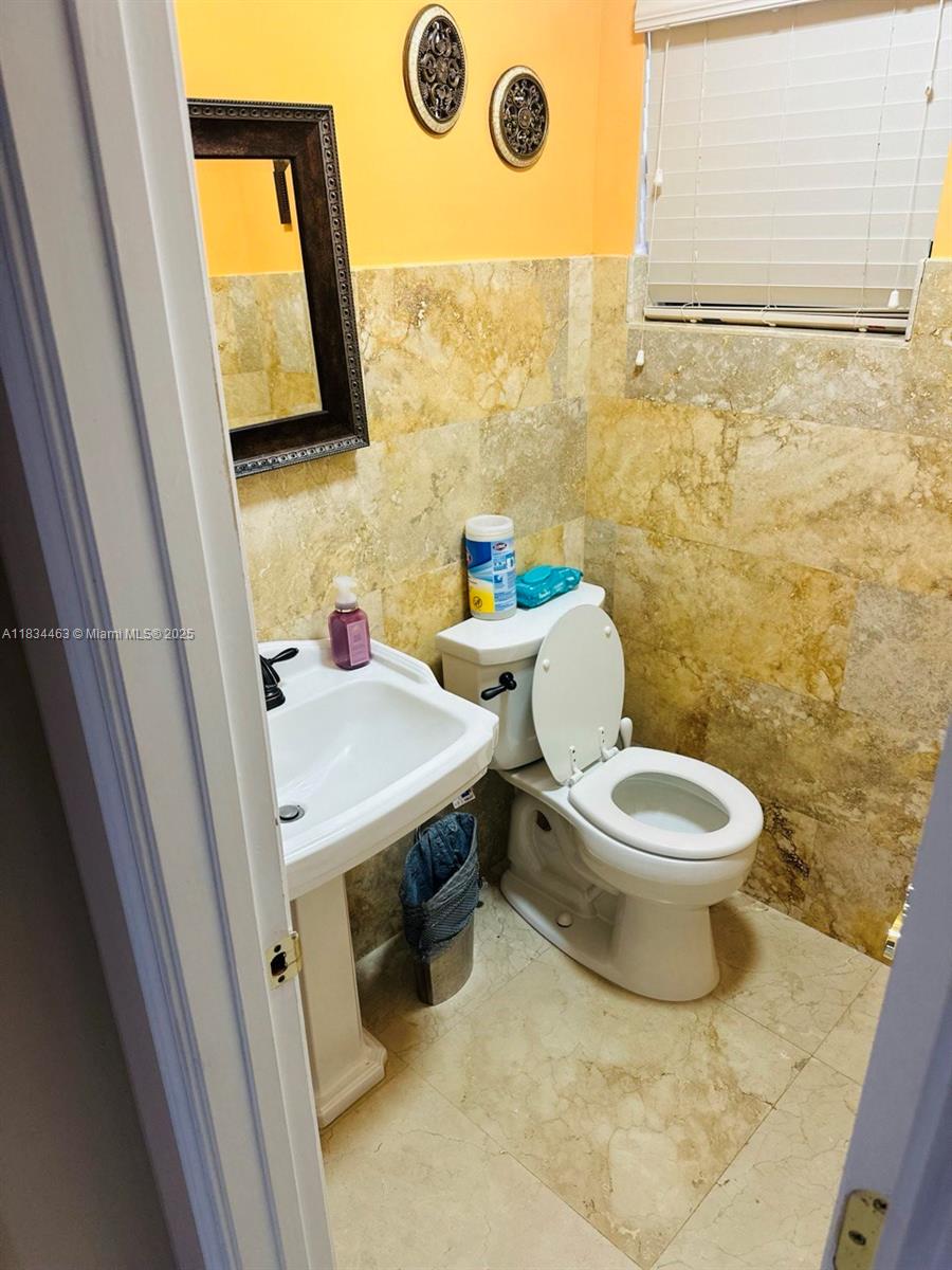 8565 NW 168th Ter, Miami Lakes, Florida image 17