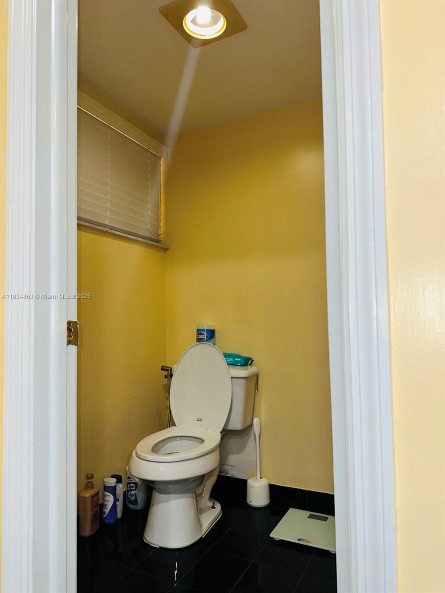 8565 NW 168th Ter, Miami Lakes, Florida image 28