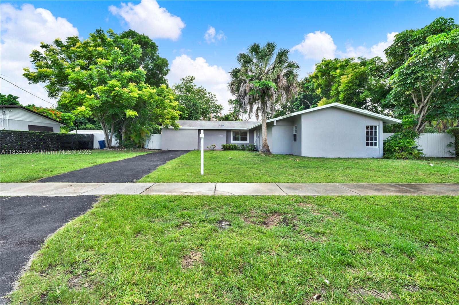 15831 Palmetto Club Dr, Miami, Florida image 1
