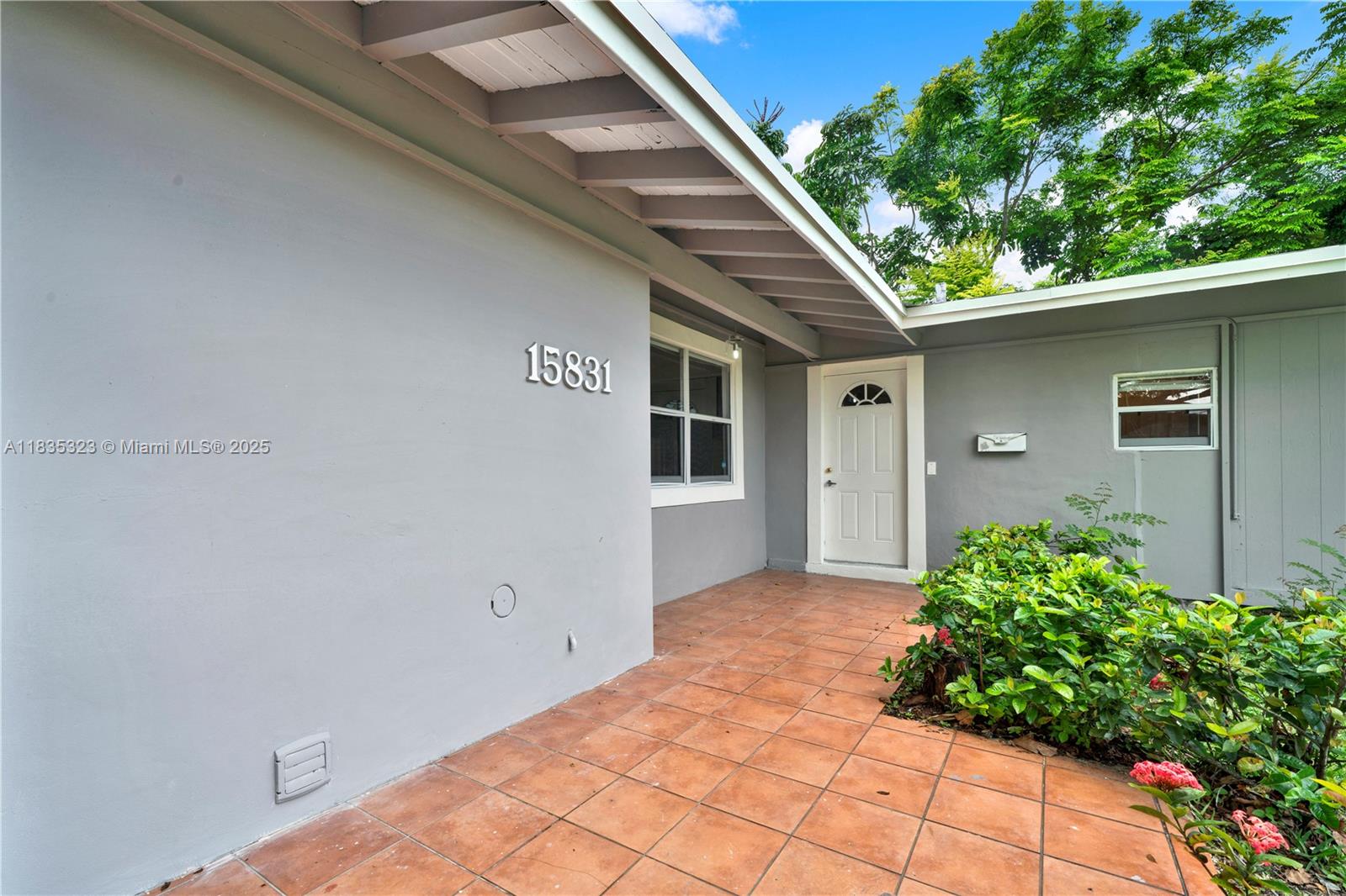 15831 Palmetto Club Dr, Miami, Florida image 2