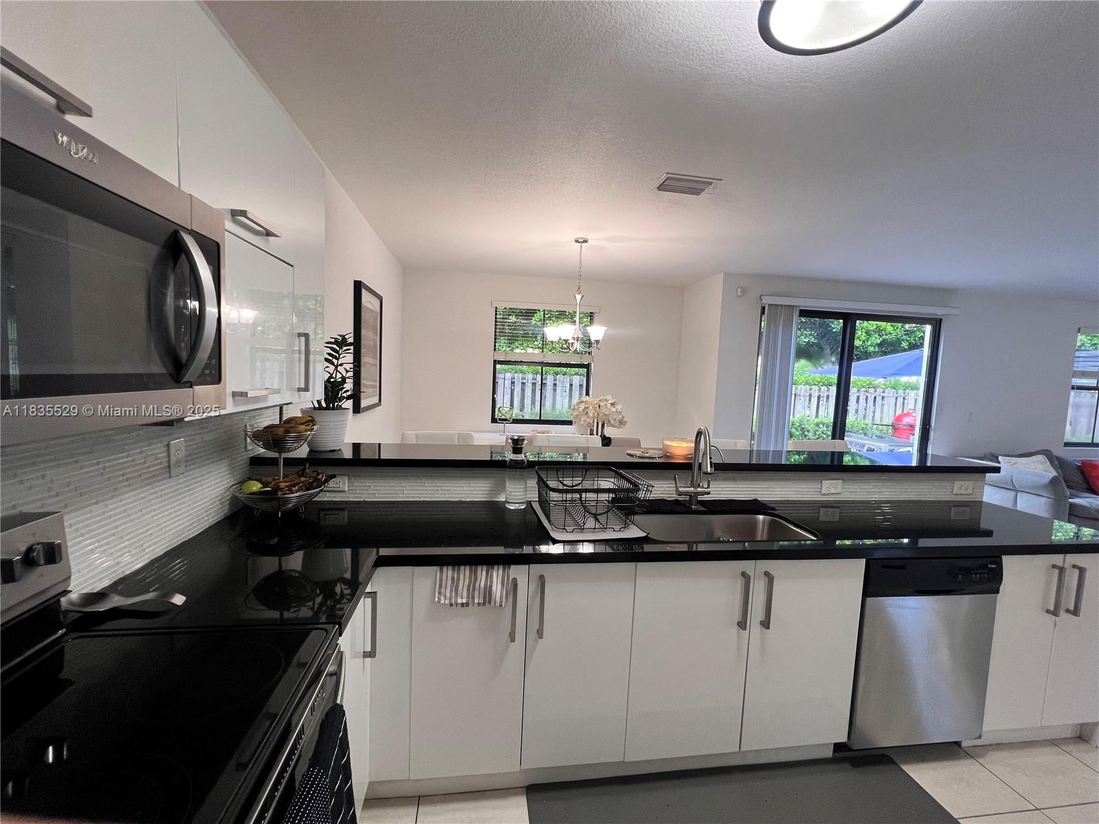 9866 NW 10th St, Miami, Florida image 12
