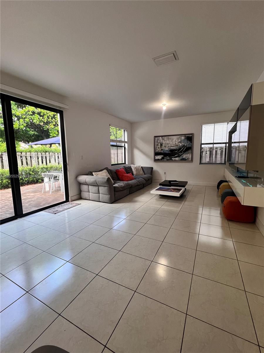 9866 NW 10th St, Miami, Florida image 14