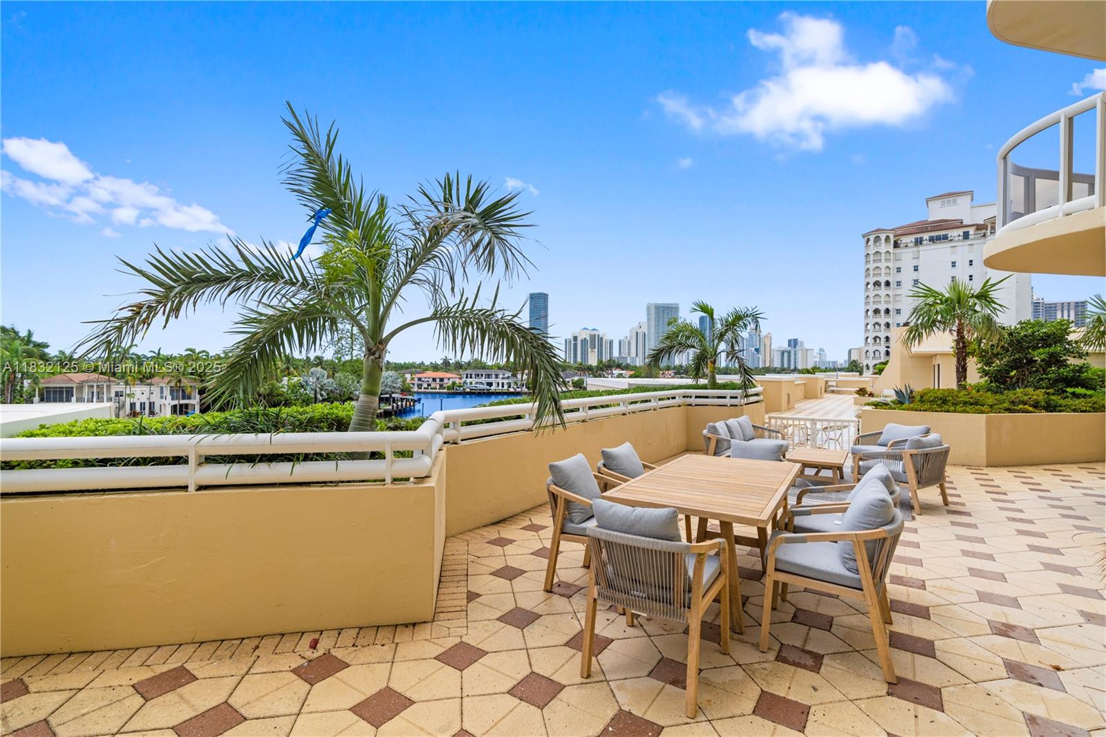 20191 E Country Club Dr #407, Aventura, Florida image 3