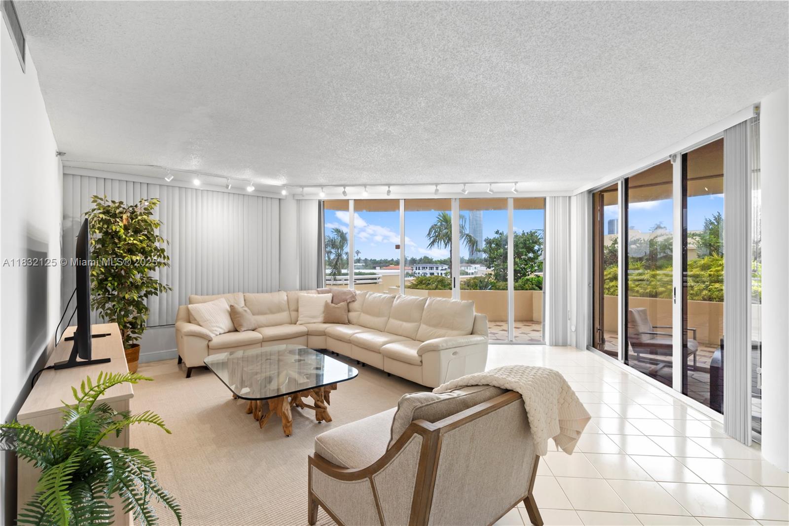 20191 E Country Club Dr #407, Aventura, Florida image 4