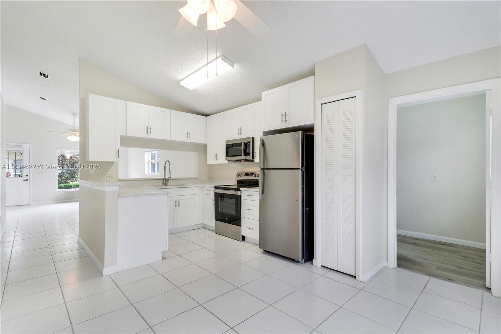 653 NW San Remo Cir, Port St. Lucie, Florida image 16