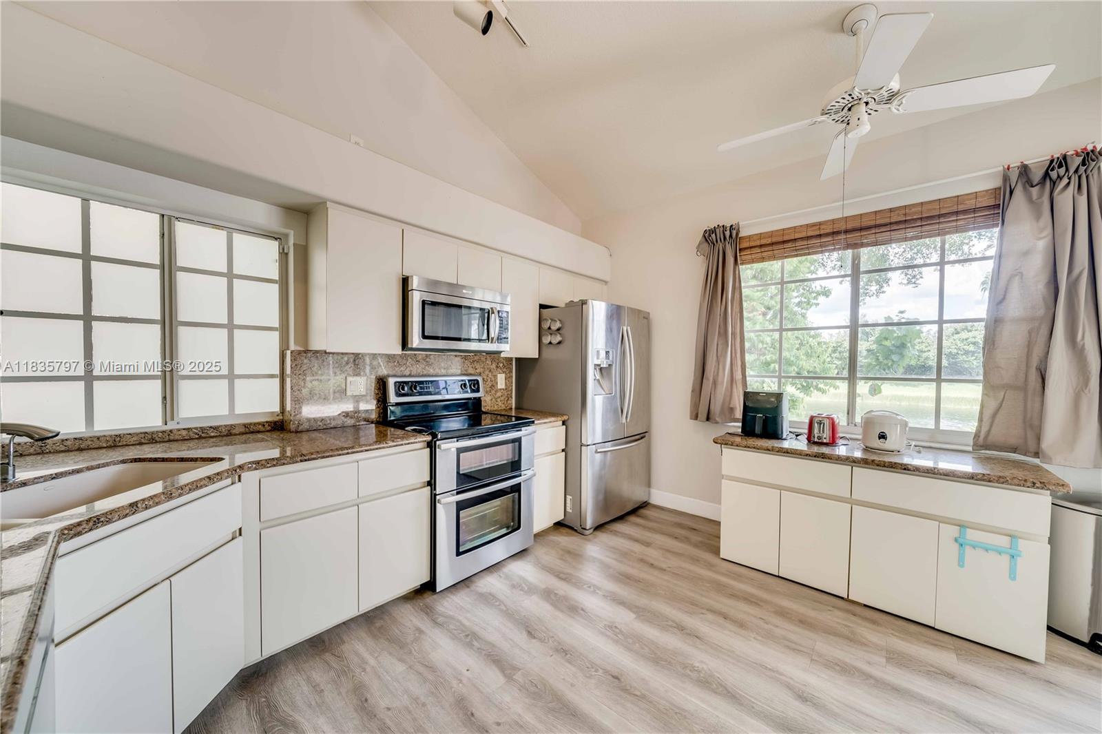 1174 Laguna Springs Dr, Weston, Florida image 11
