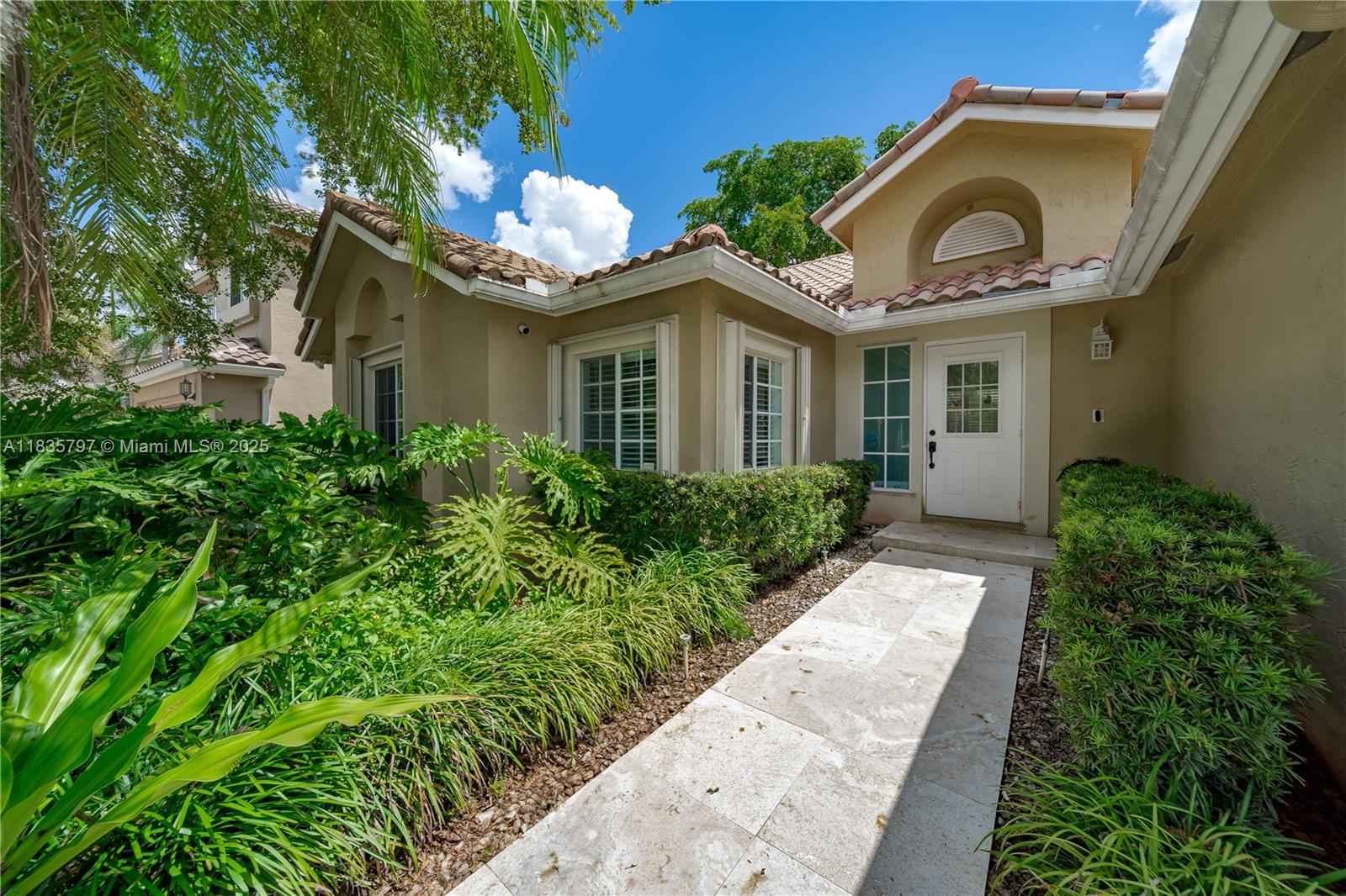 1174 Laguna Springs Dr, Weston, Florida image 2