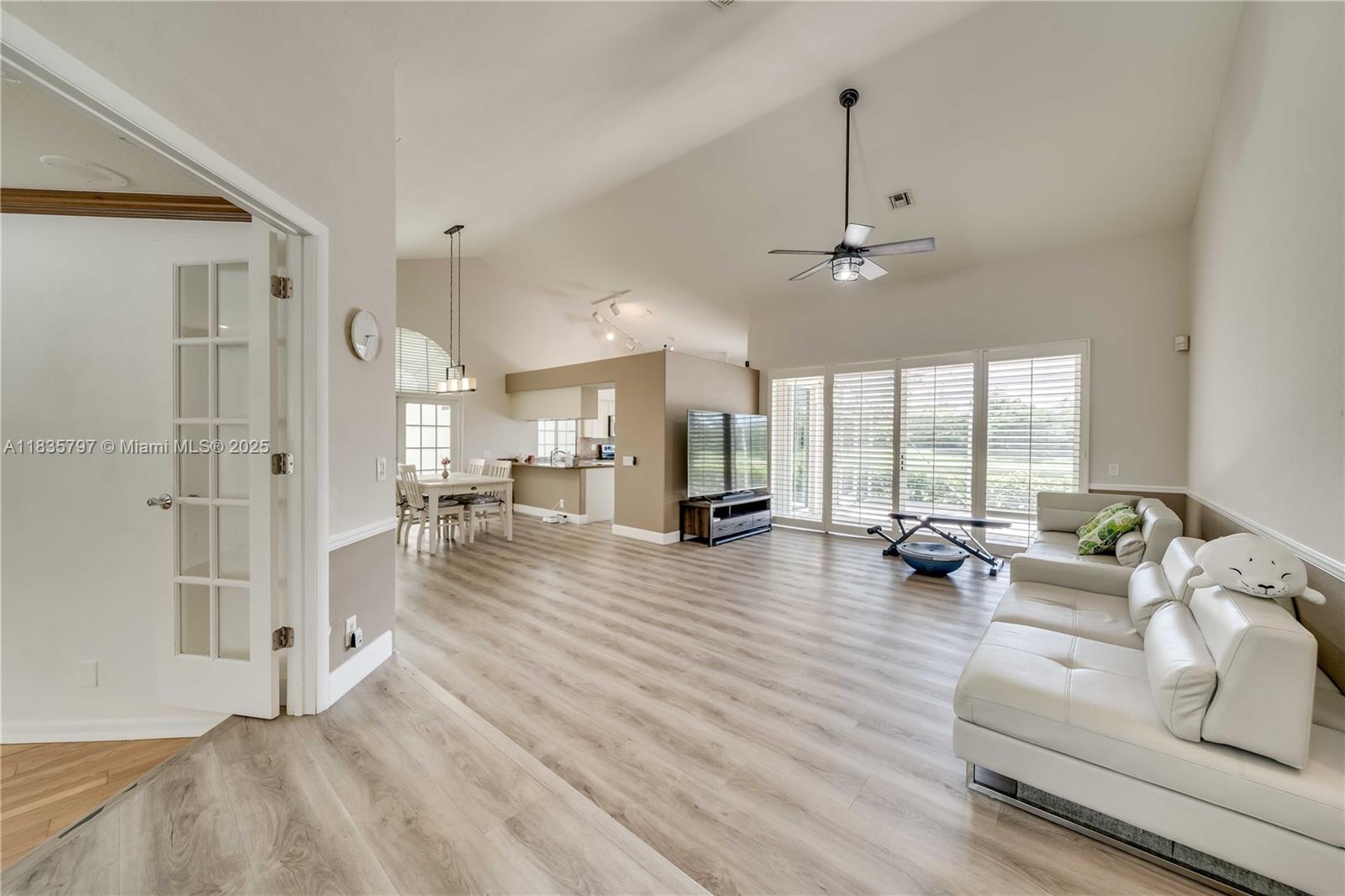 1174 Laguna Springs Dr, Weston, Florida image 3