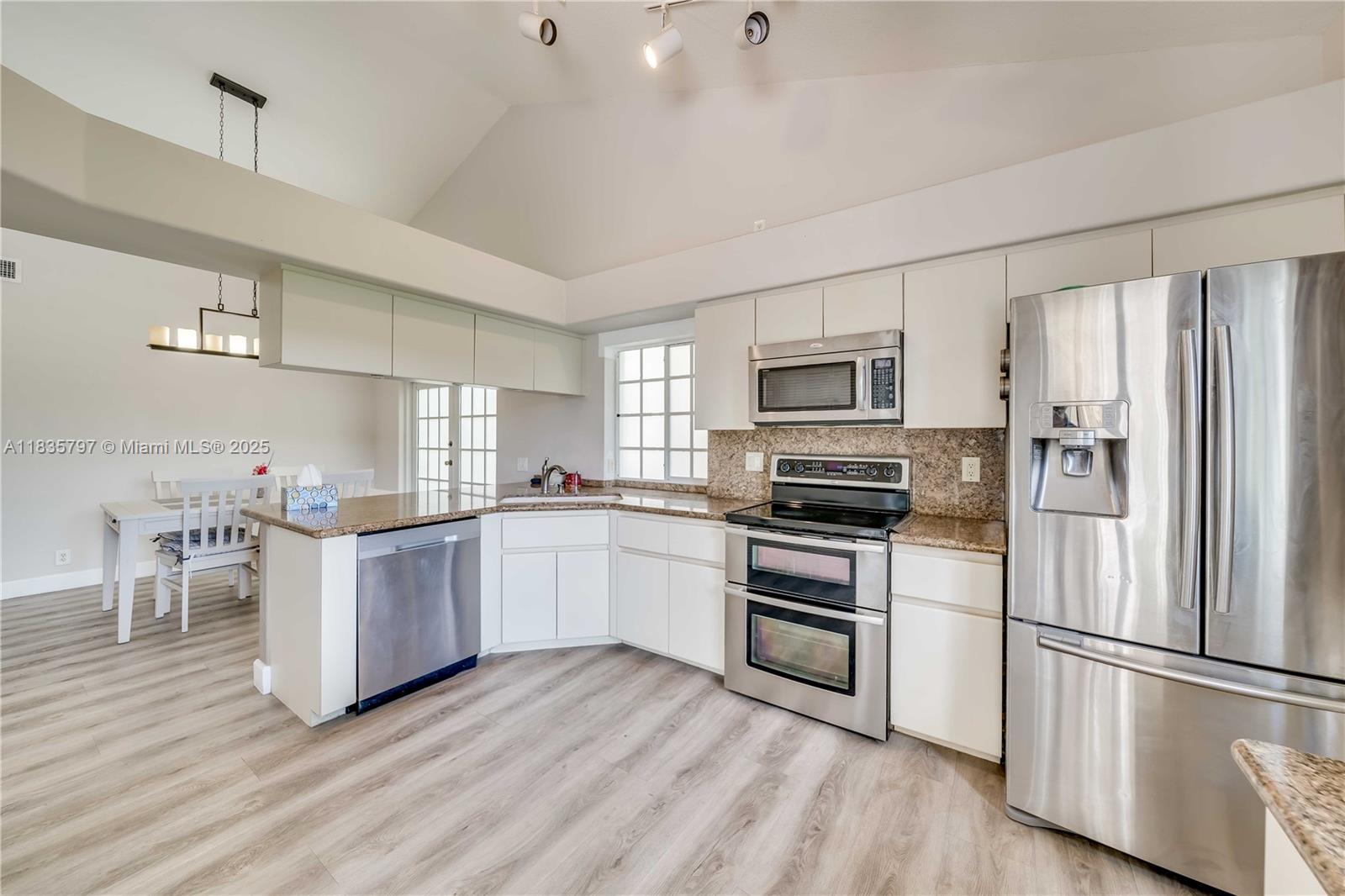 1174 Laguna Springs Dr, Weston, Florida image 9