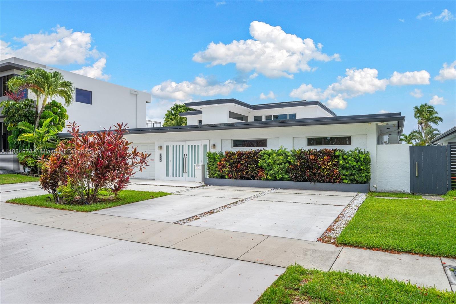 1930 NE 193rd St, Miami, Florida image 2